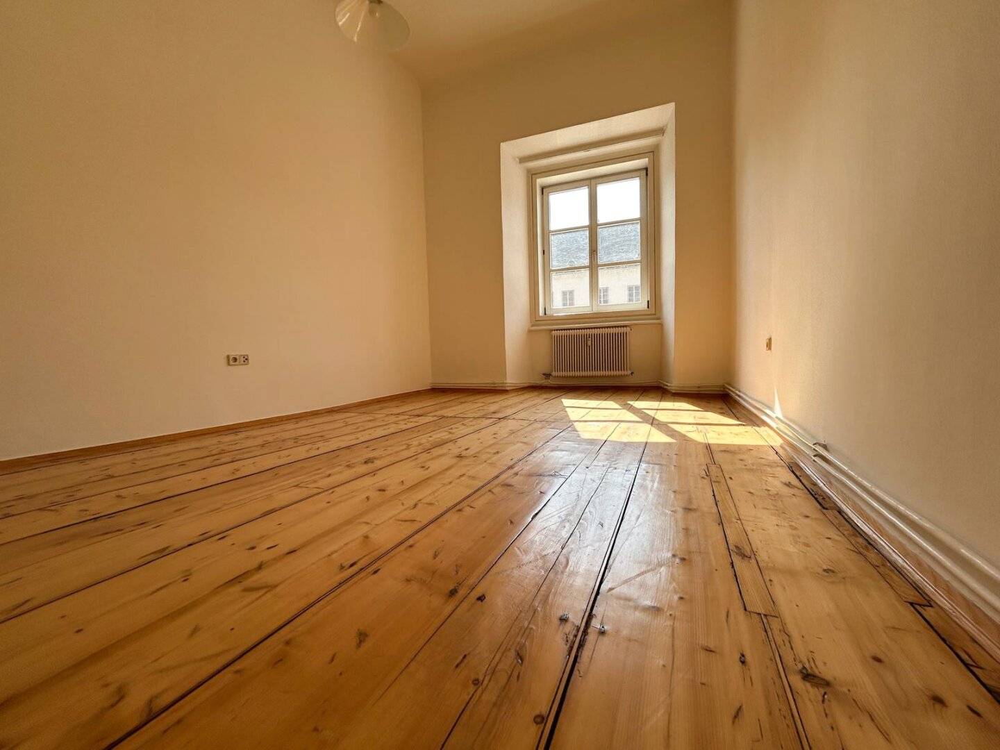 Well maintained period studio apartment in the heart of the old town