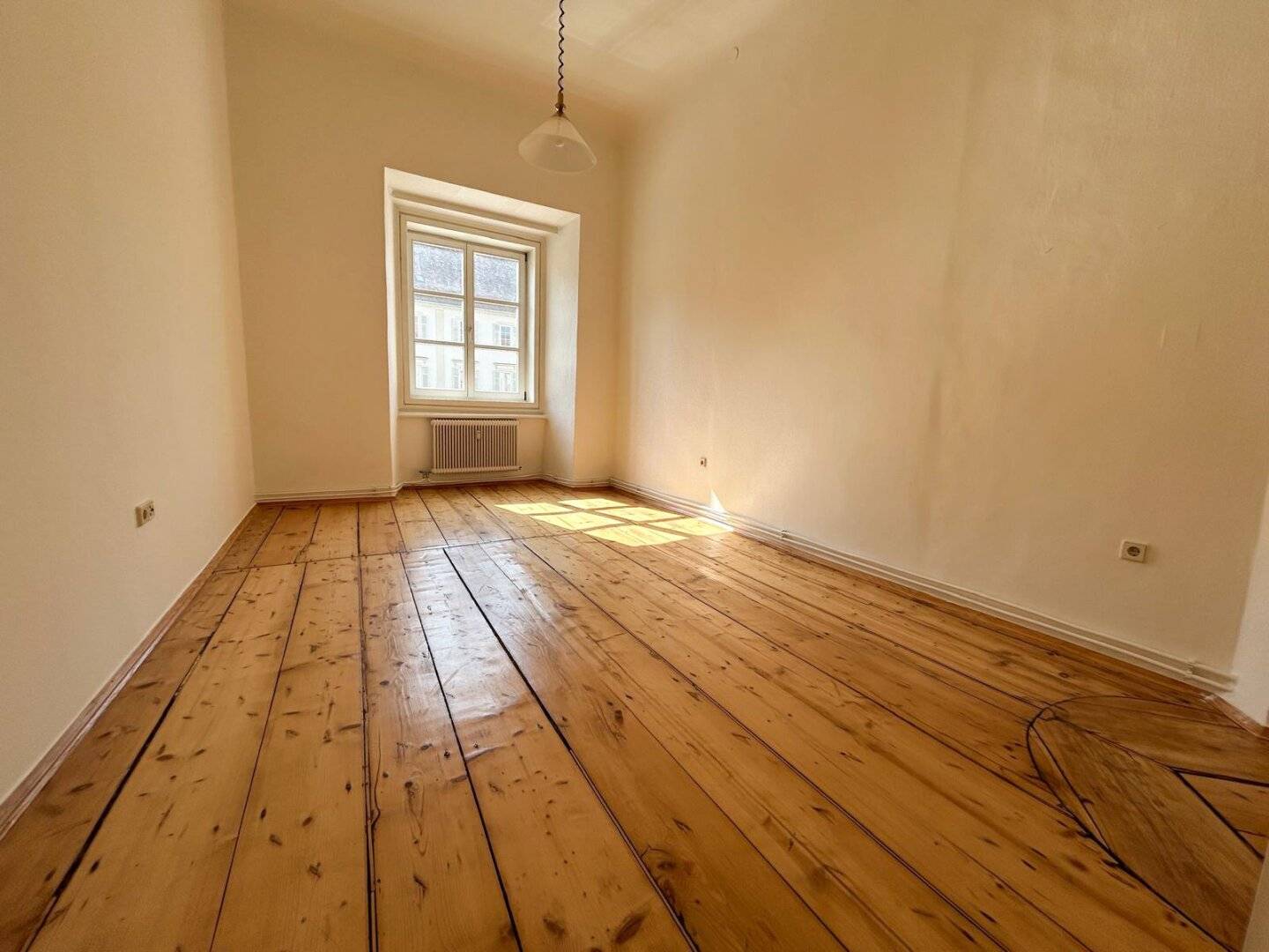 Well maintained period studio apartment in the heart of the old town