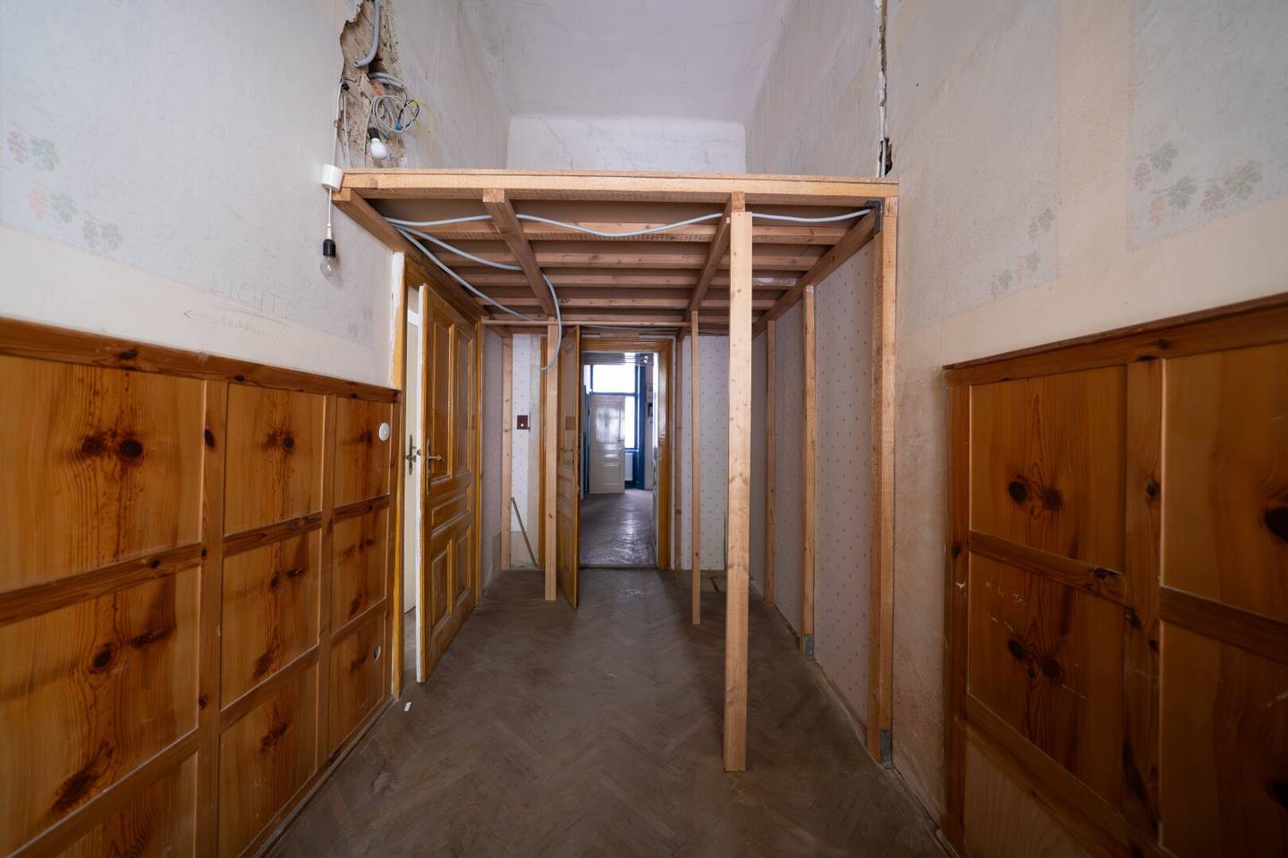 Design your residential dream – 2-room period apartment for renovation