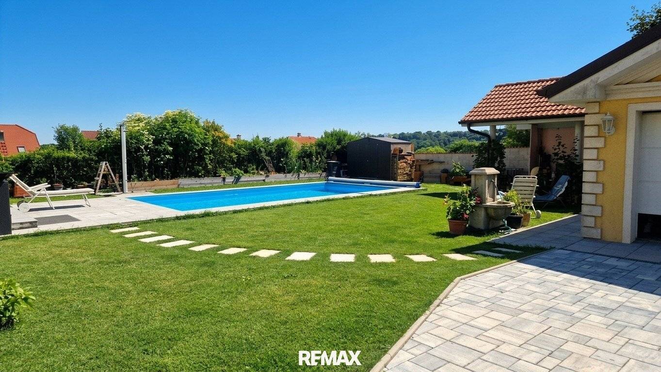 Neuwertiges 5-Zi. Einfamilienhaus mit Pool, 2 Terrassen &amp; 2 Garagen in Deutsch-Haslau!