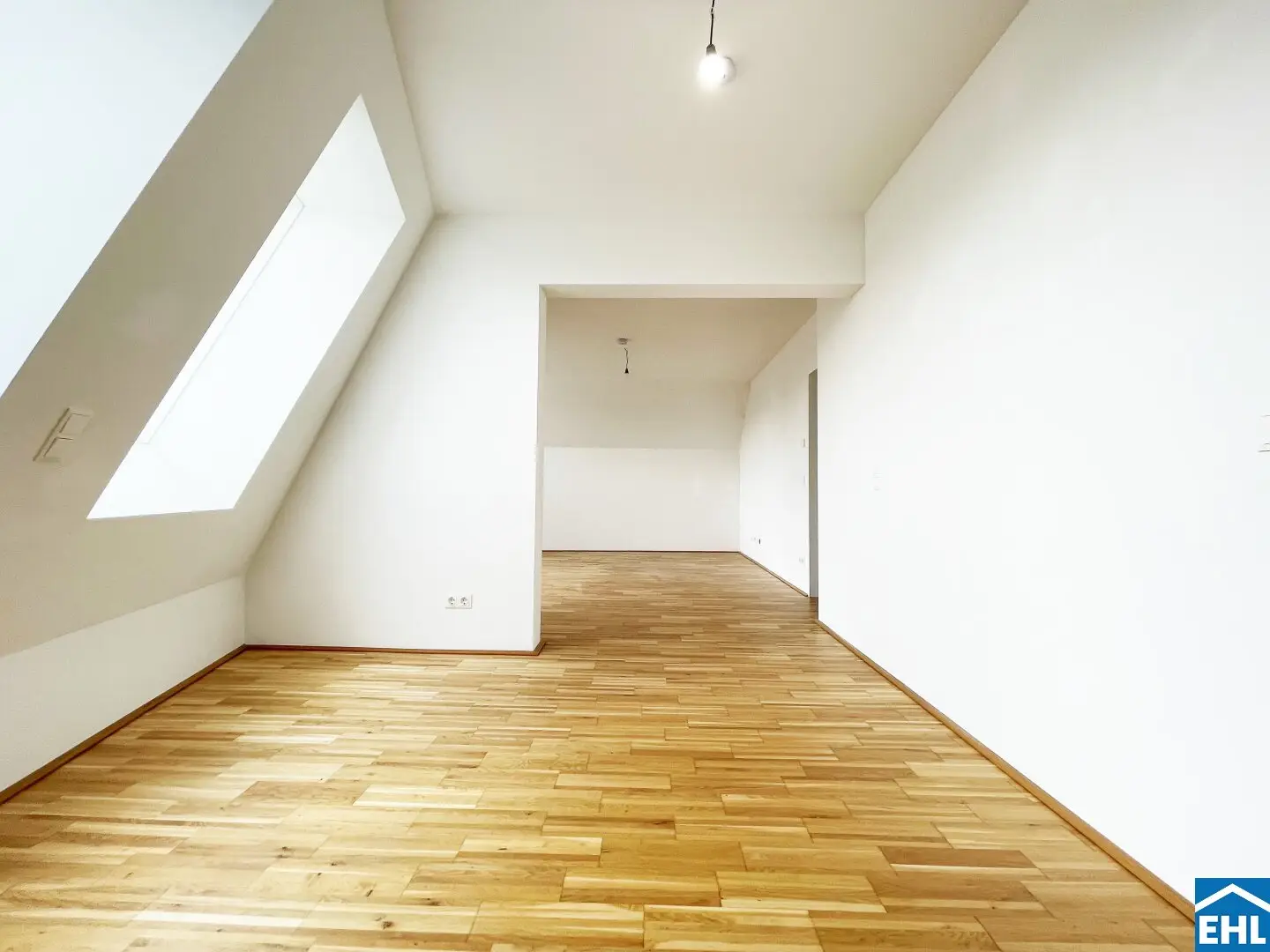 Top modern top-floor apartment near the airport