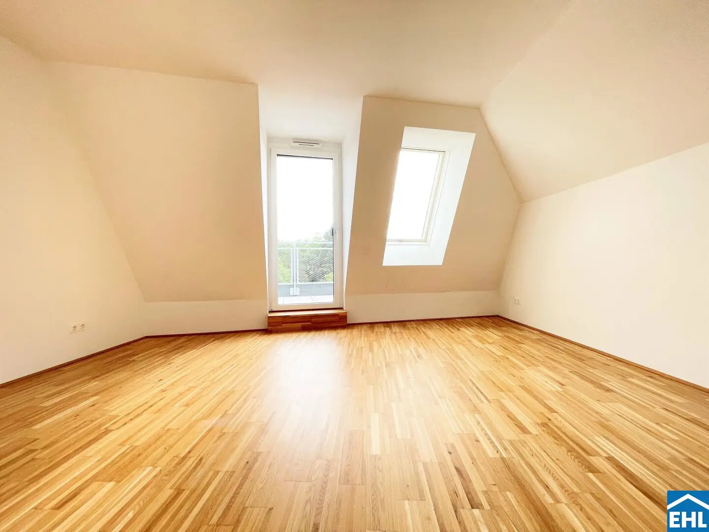 Top modern top-floor apartment near the airport