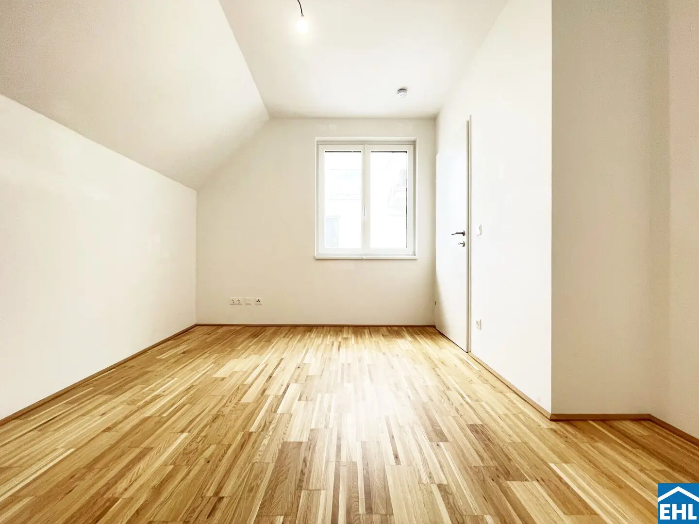 Top modern top-floor apartment near the airport