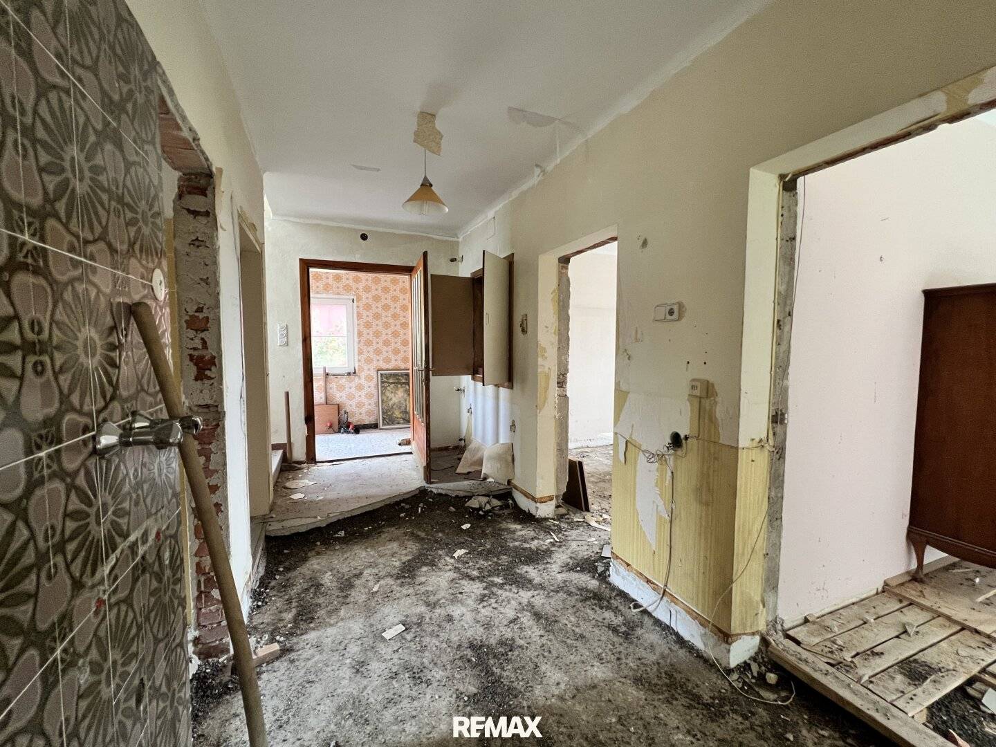 Sanierungsbedürftiges Wohnhaus mit zusätzlichem Grundstück in beliebter Lage und schöner Aussicht