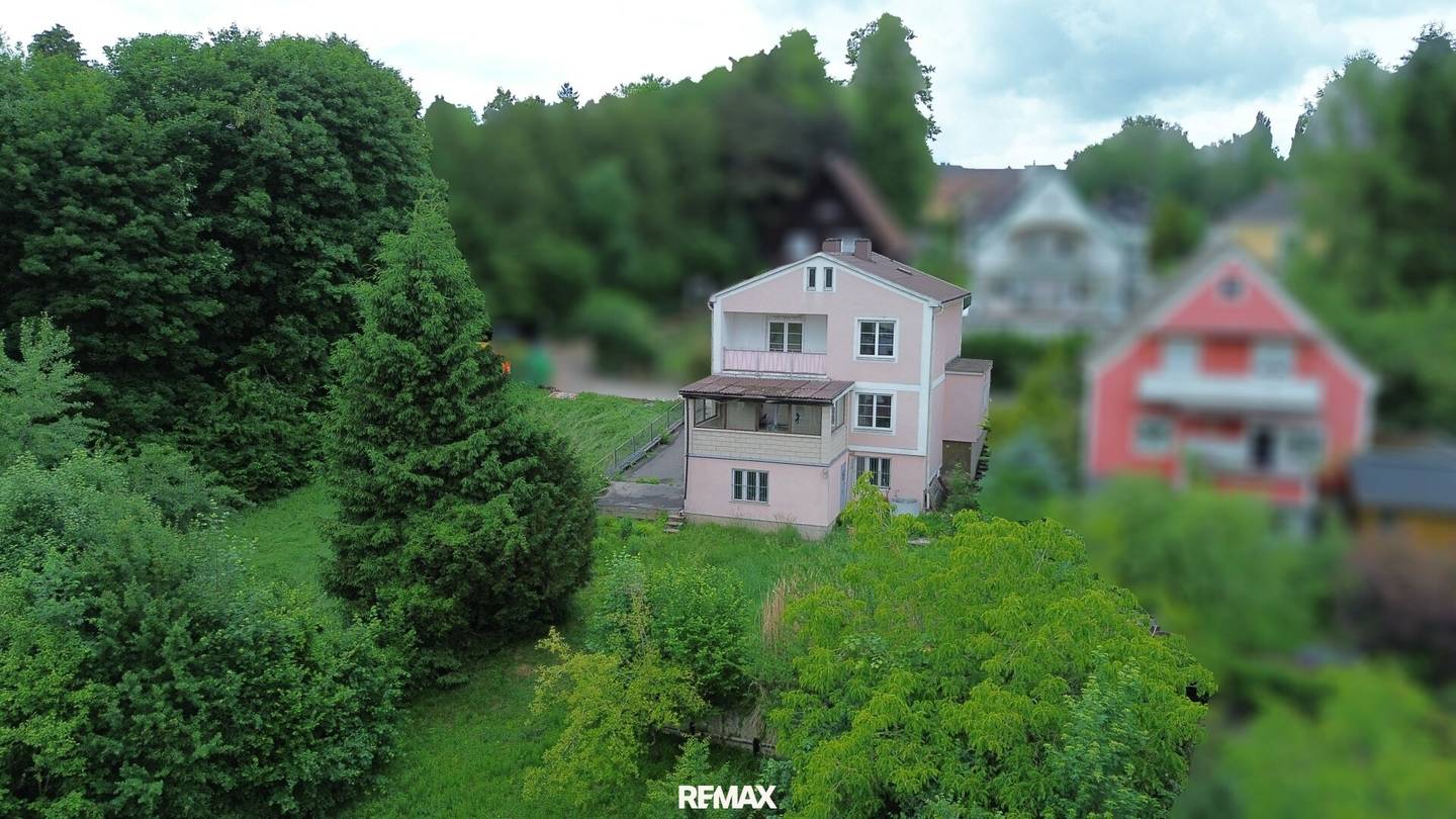 Sanierungsbedürftiges Wohnhaus mit zusätzlichem Grundstück in beliebter Lage und schöner Aussicht