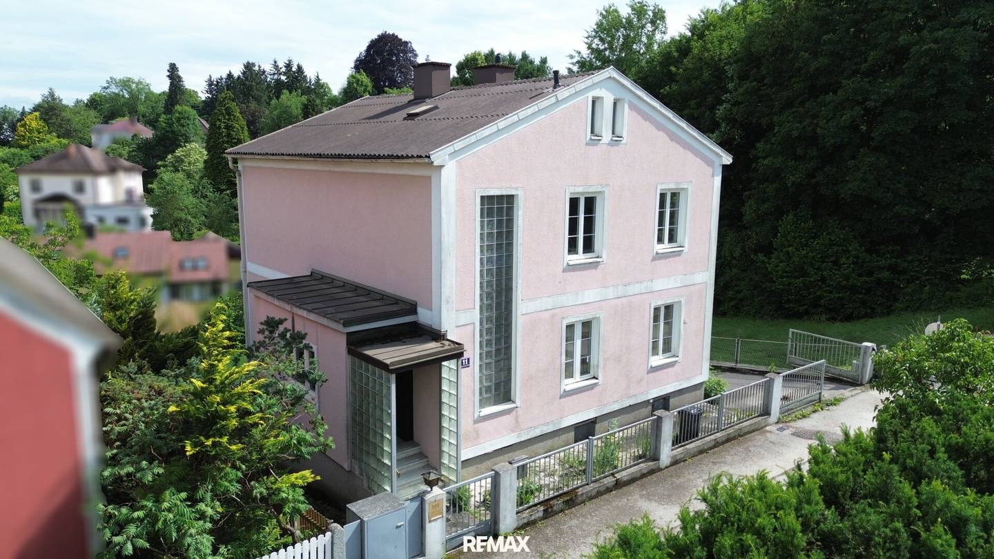 Sanierungsbedürftiges Wohnhaus in beliebter Lage mit schöner Aussicht