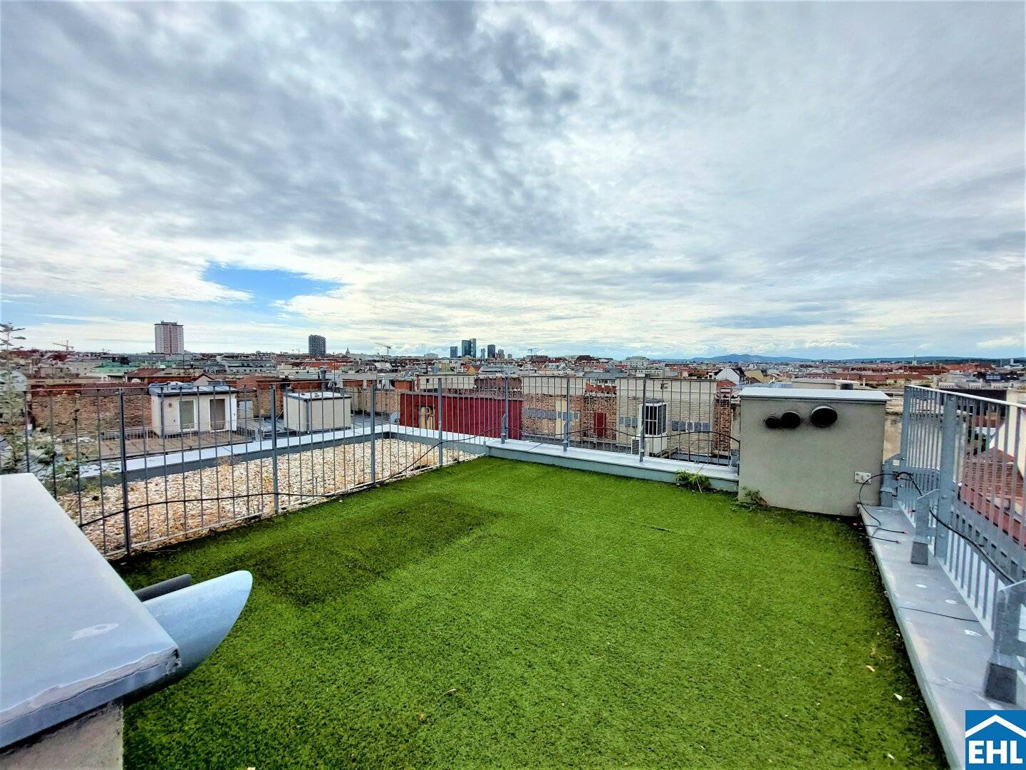Exclusive penthouse with 5-room apartment with 113 m² roof terrace in the 5th district