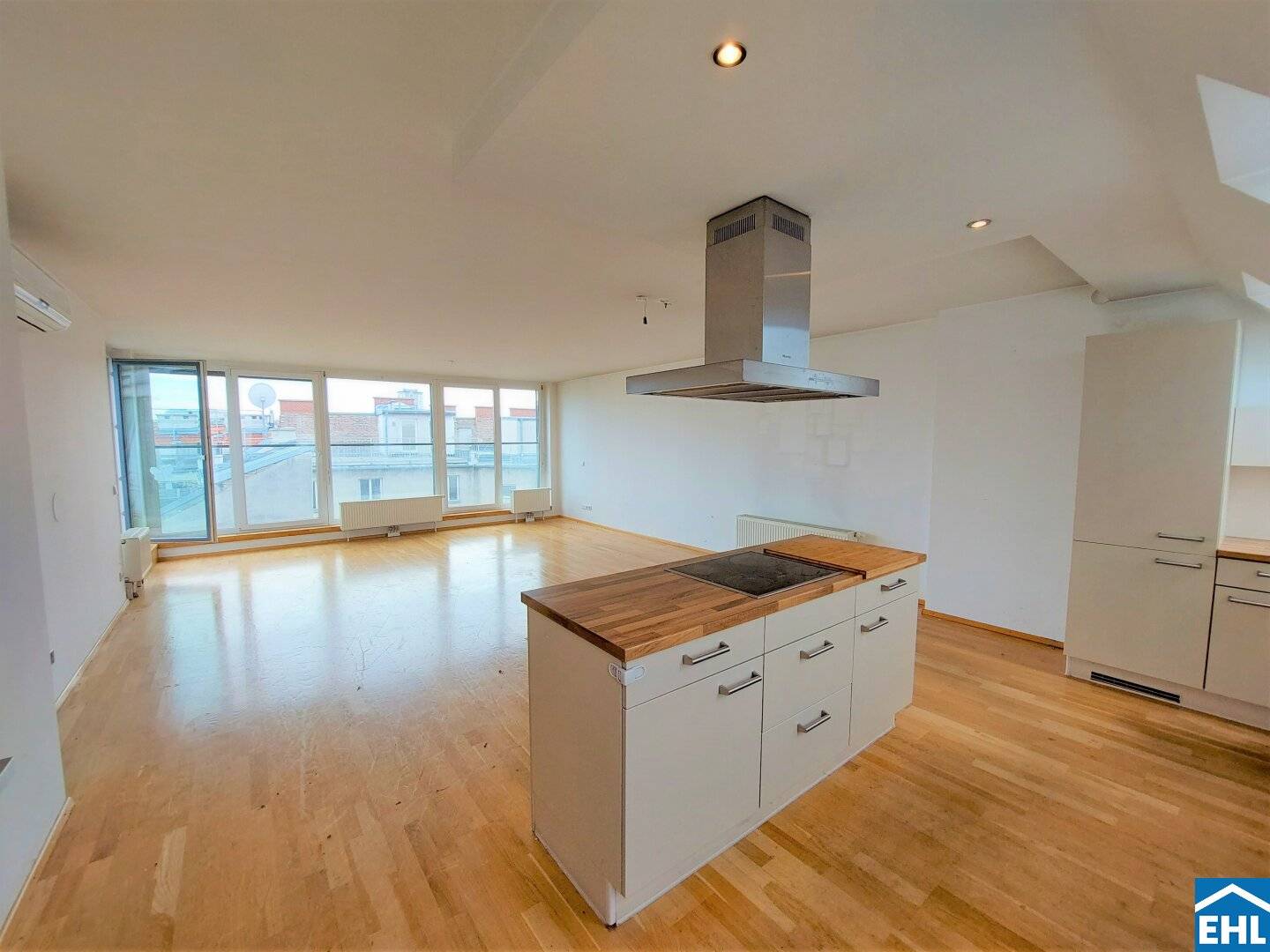 Exclusive penthouse with 5-room apartment with 113 m² roof terrace in the 5th district