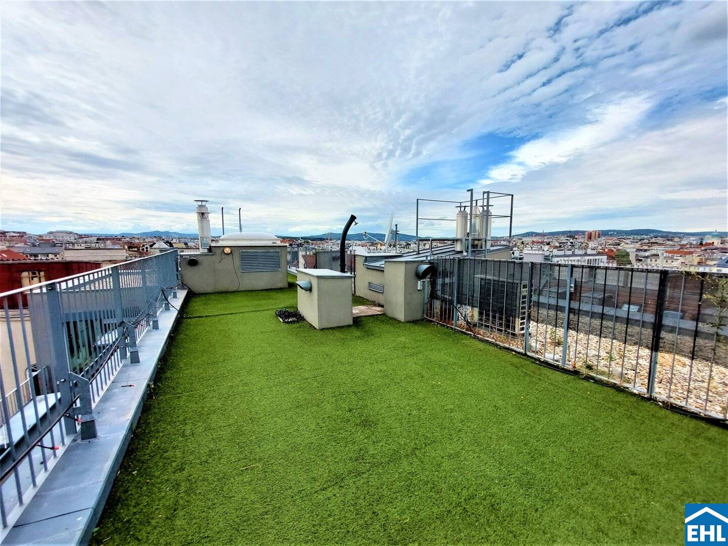 Exclusive penthouse with 5-room apartment with 113 m² roof terrace in the 5th district