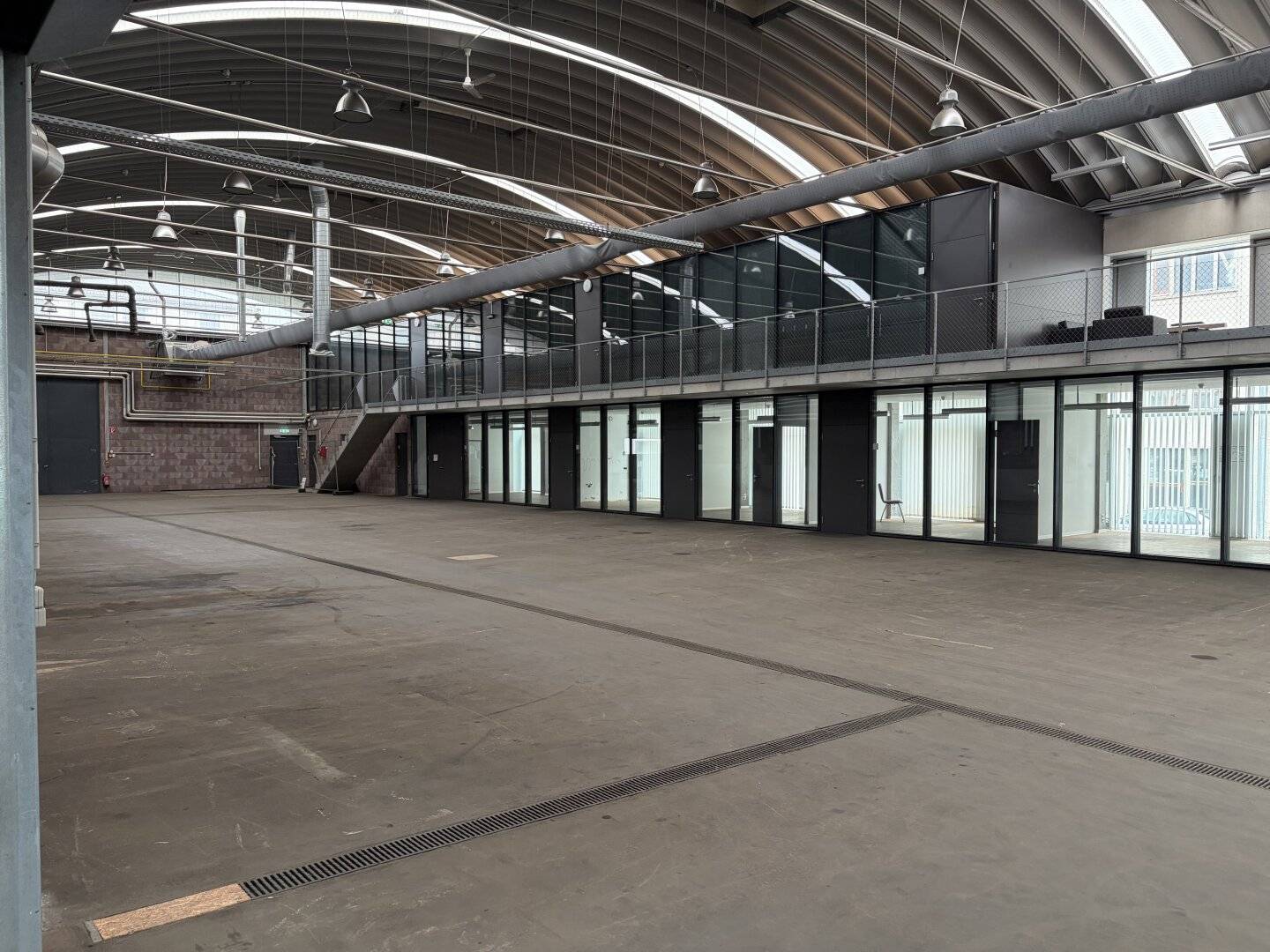 Large warehouse and production hall with flexible partitioning option in Mattighofen