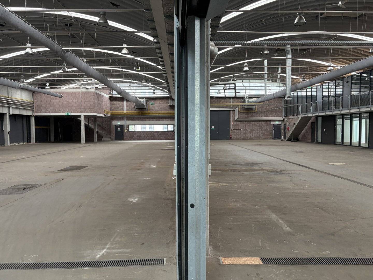 Large warehouse and production hall with flexible partitioning option in Mattighofen