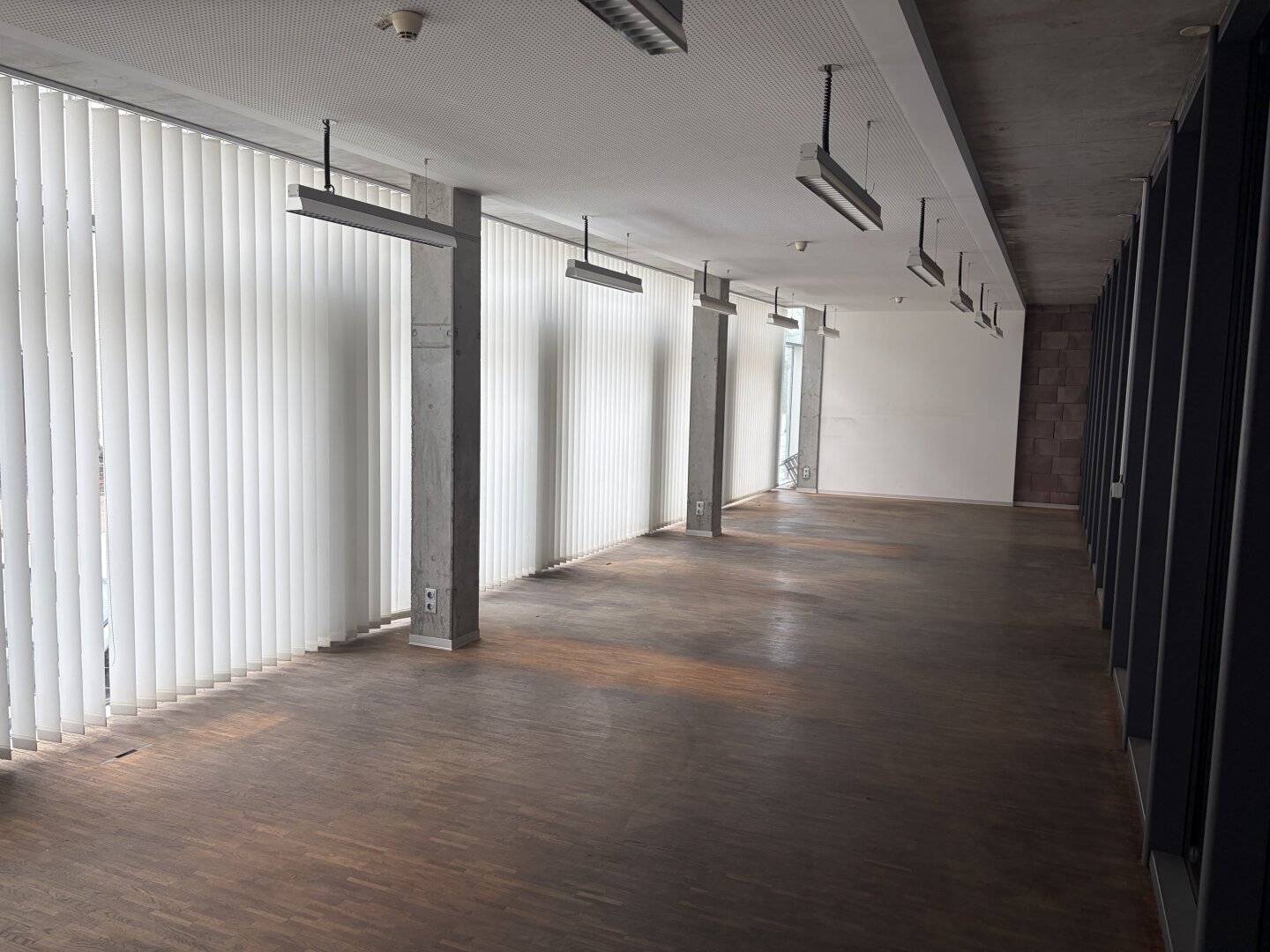 Large warehouse and production hall with flexible partitioning option in Mattighofen