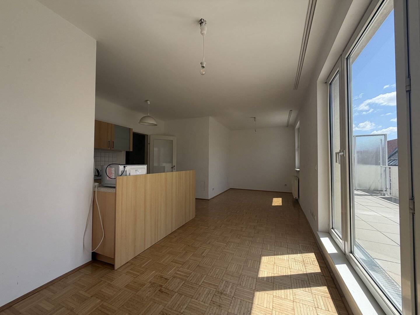 Modern 3-room top floor apartment with two terraces in prime location of Währing