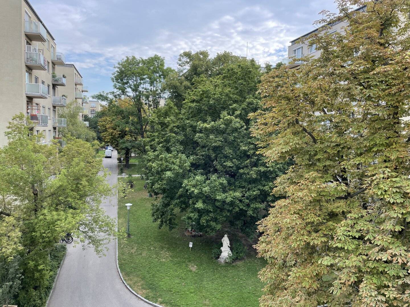 Modern 3-room top floor apartment with two terraces in prime location of Währing