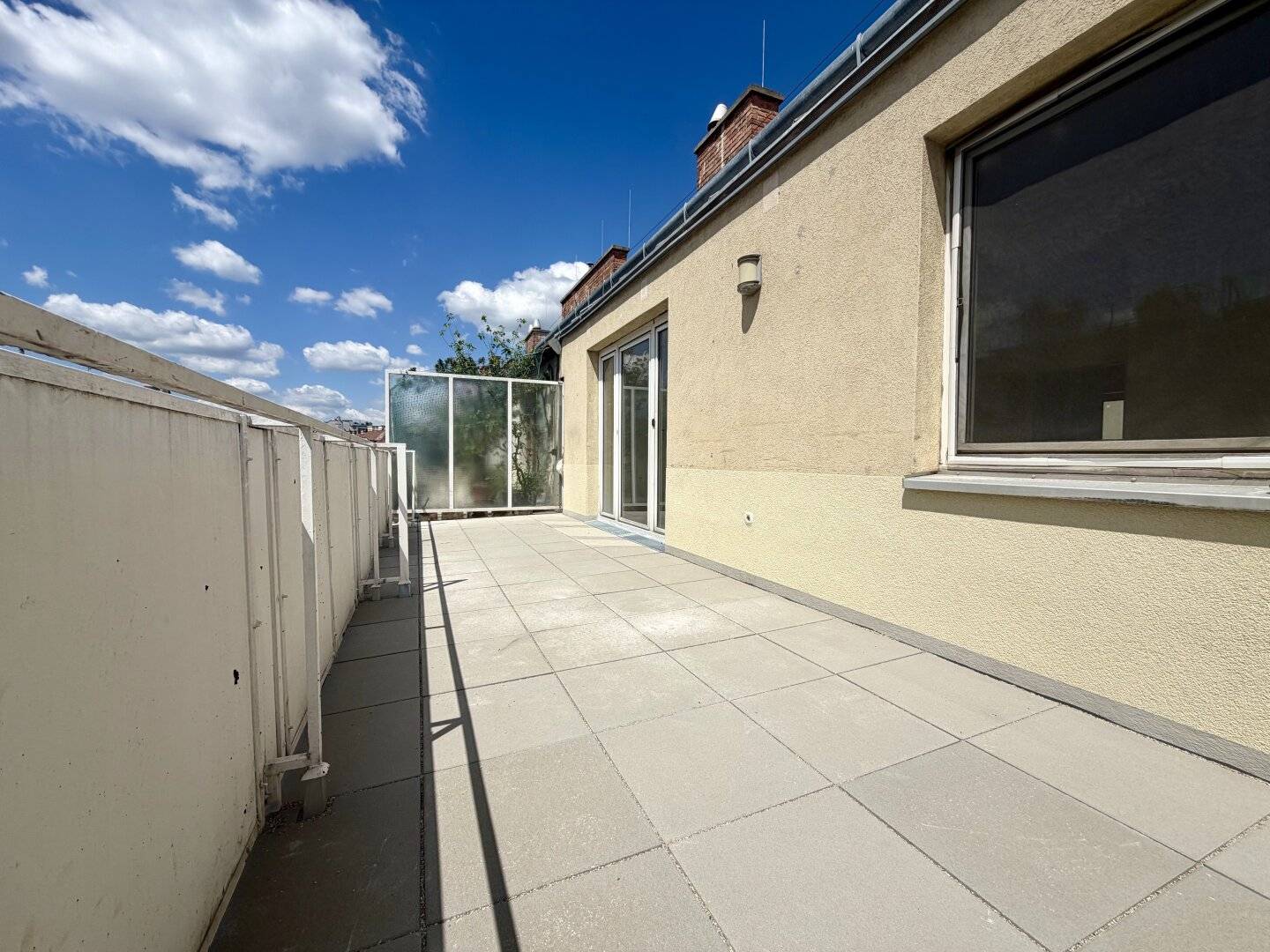 Modern 3-room top floor apartment with two terraces in prime location of Währing