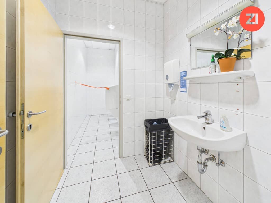 Bright erdgeschosswohnung suitable for office and storage with good transport links