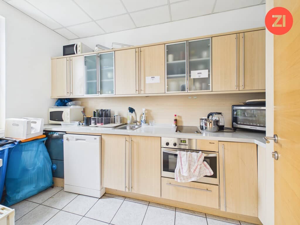 Bright erdgeschosswohnung suitable for office and storage with good transport links