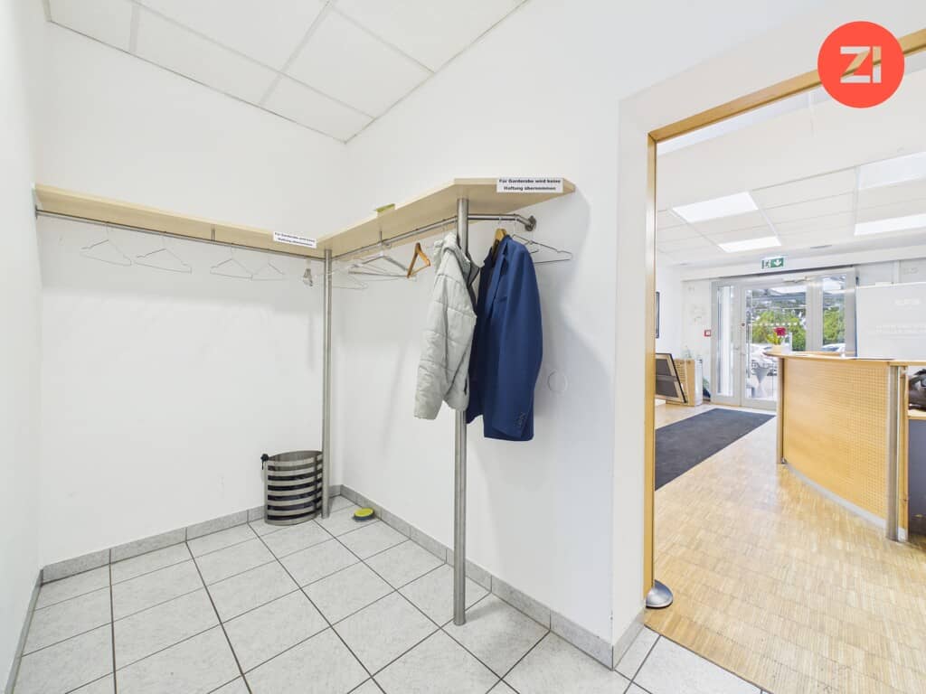 Bright erdgeschosswohnung suitable for office and storage with good transport links