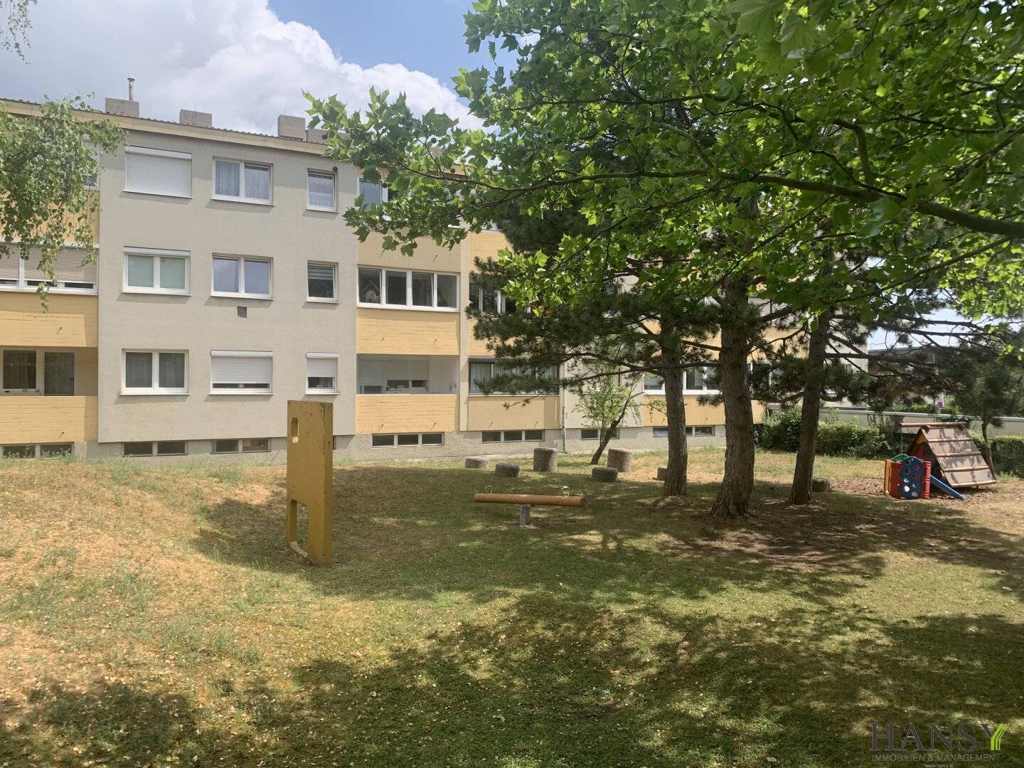 80 m² apartment (3 rooms) with a large loggia PLUS garage in Gumpoldskirchen's green location