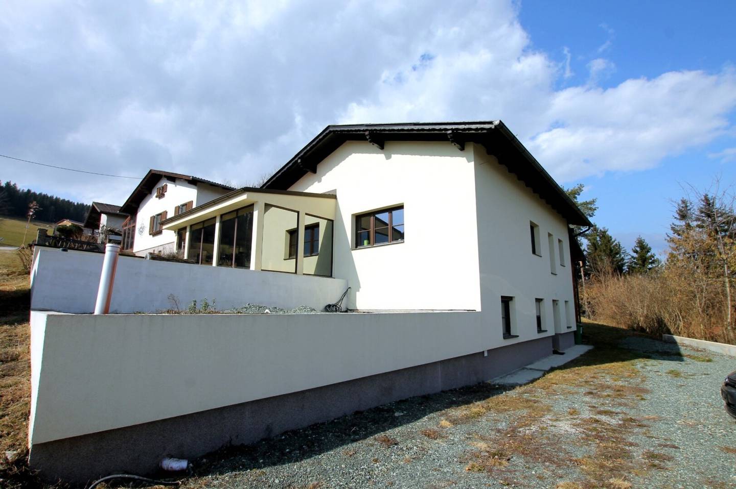 Familienparadies im Grünen – Großzügiges Einfamilienhaus mit Panorama-Wintergarten, Outdoor-Lounge und traumhaftem Fernblick