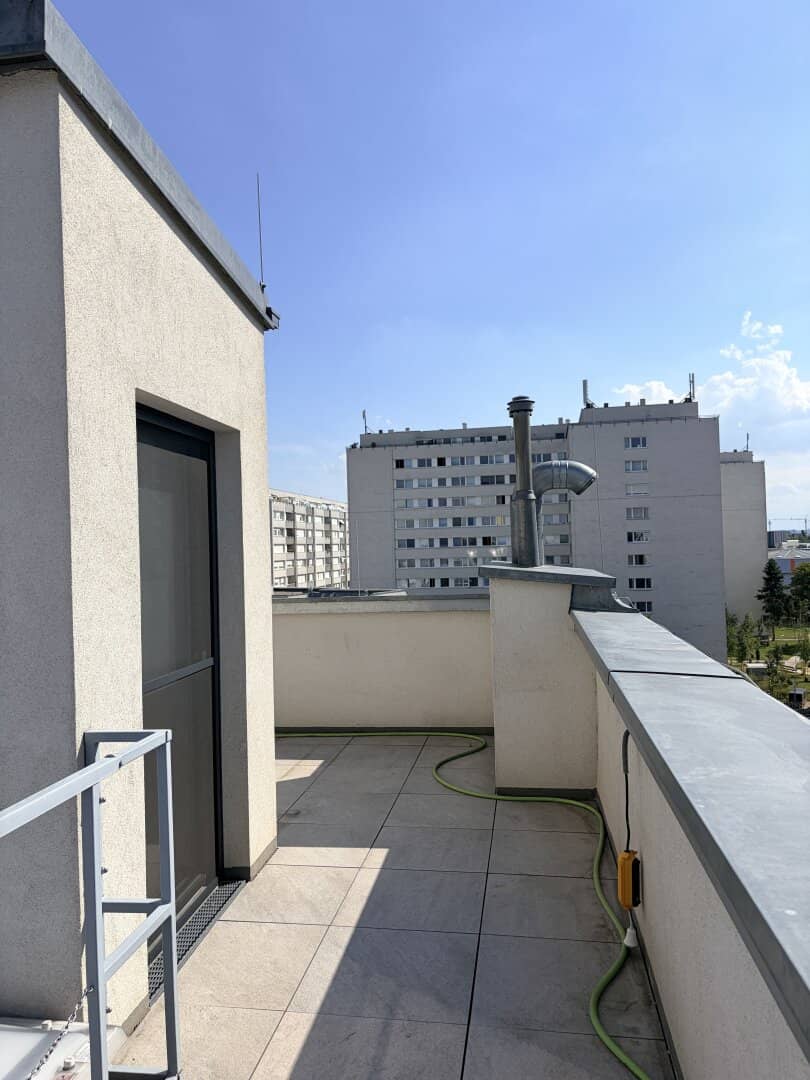 1220 Vienna, near U1 Kagraner Platz Beautiful like-new and very well laid out 4-room penthouse apartment with 2 terraces