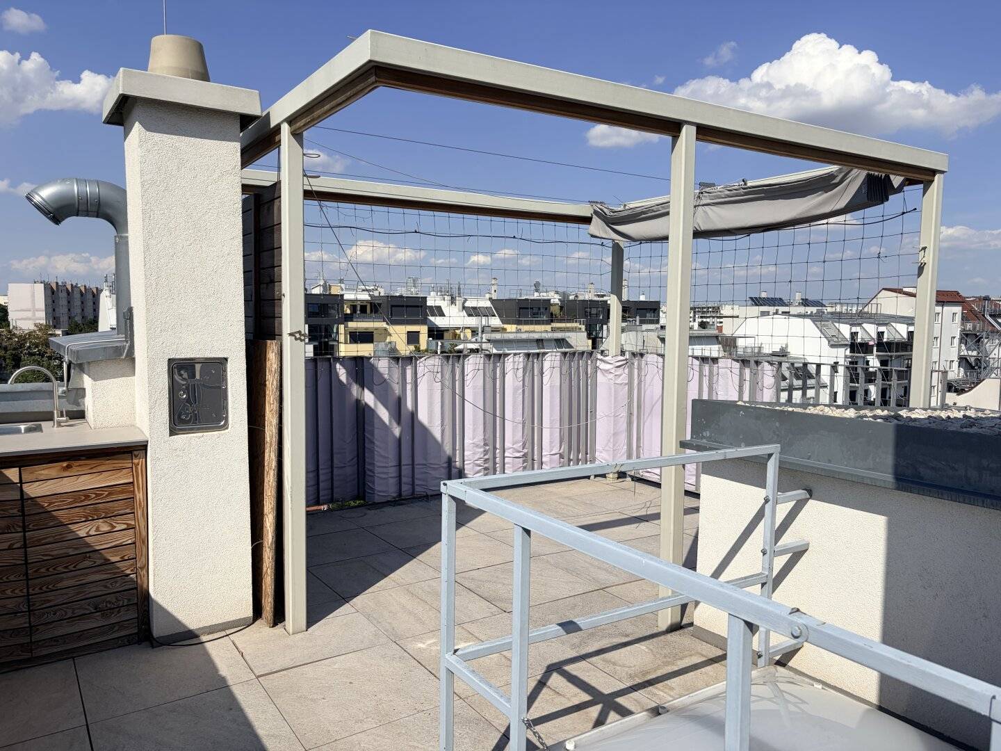 1220 Vienna, near U1 Kagraner Platz Beautiful like-new and very well laid out 4-room penthouse apartment with 2 terraces