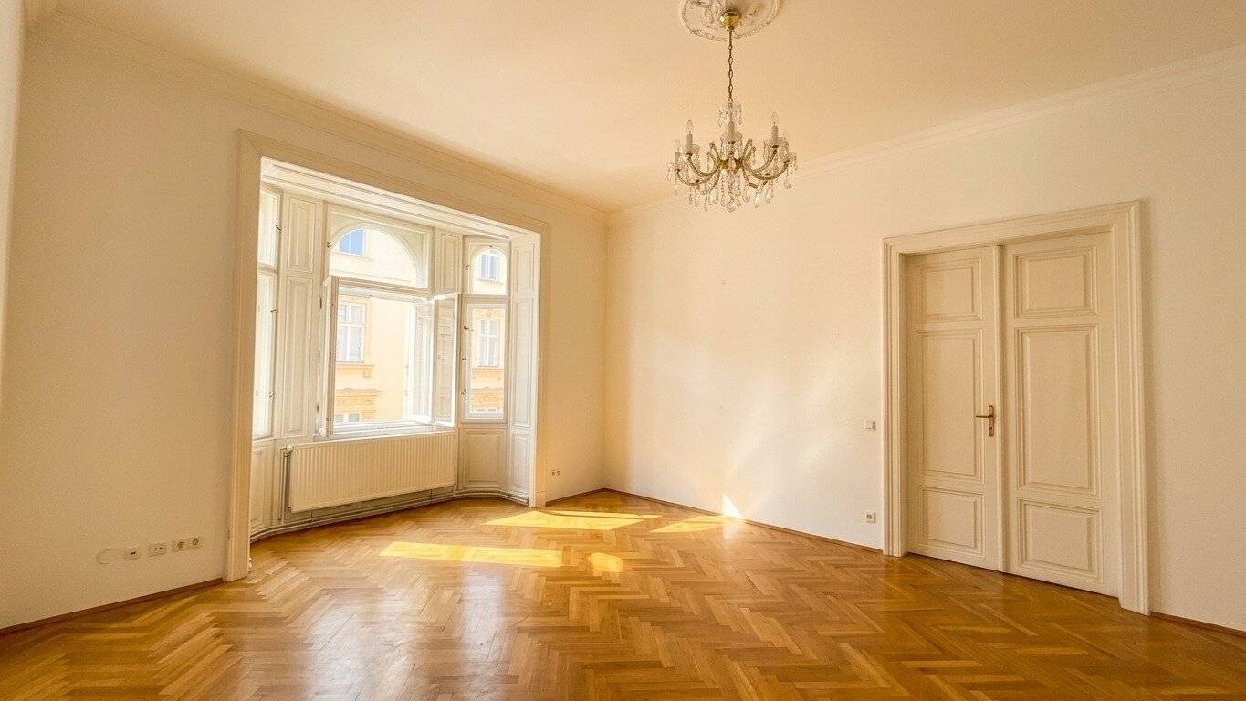 Spacious Viennese historic apartment with approx. 4.20 m high ceilings, balcony and direct elevator access