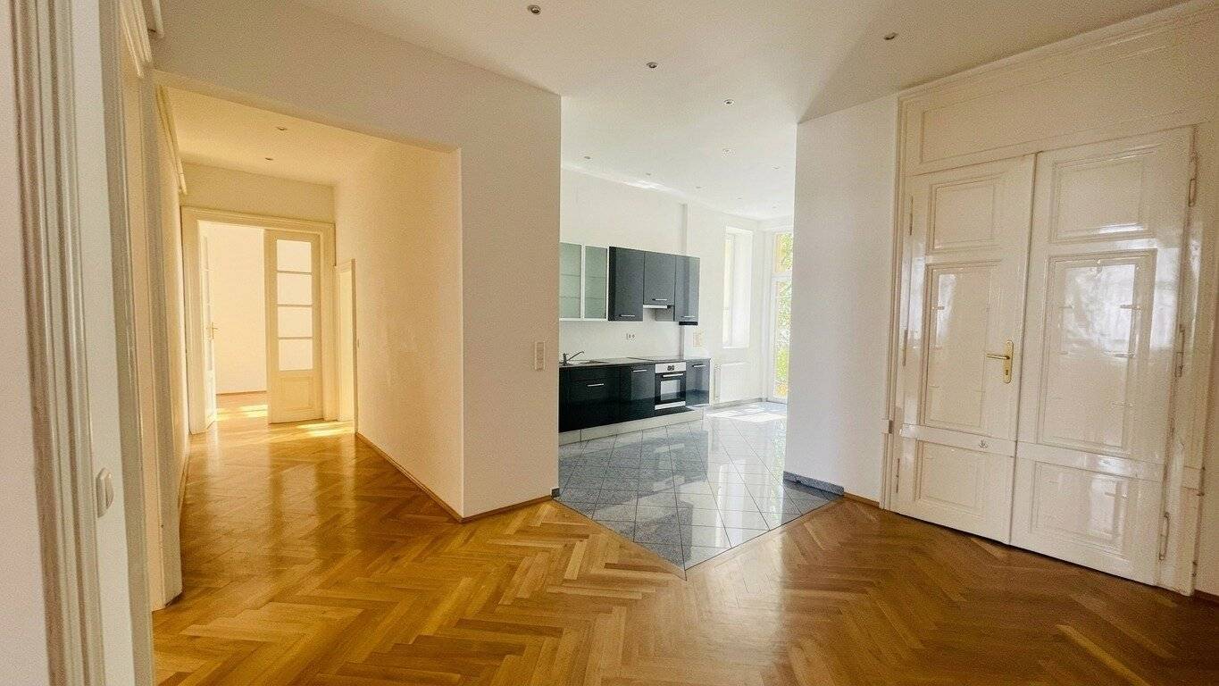 Spacious Viennese historic apartment with approx. 4.20 m high ceilings, balcony and direct elevator access