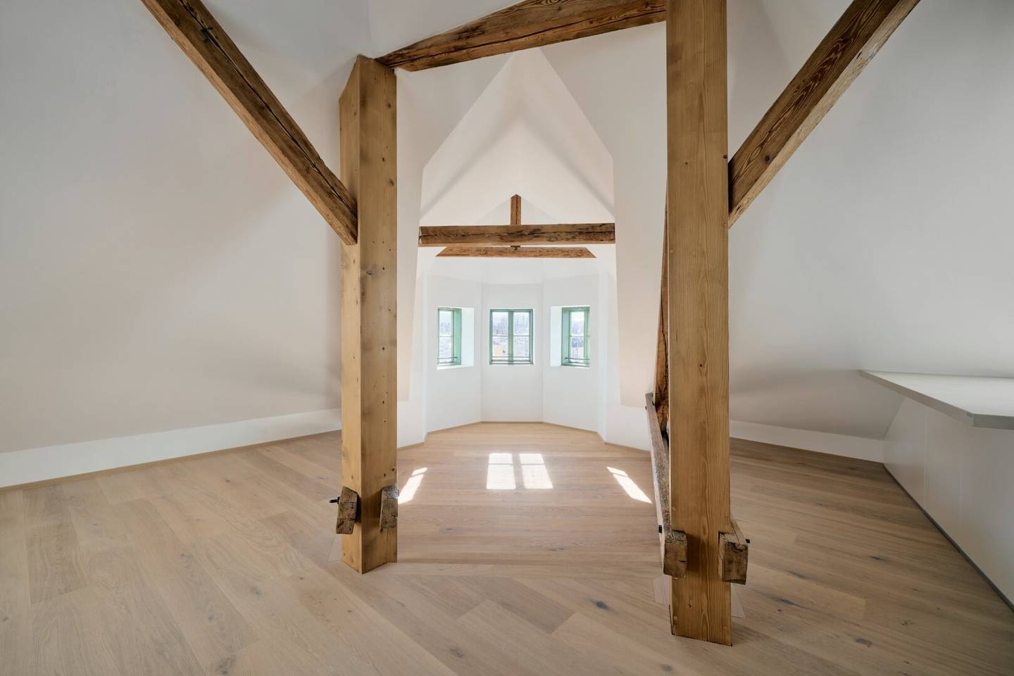 Exclusive 3-room attic jewel