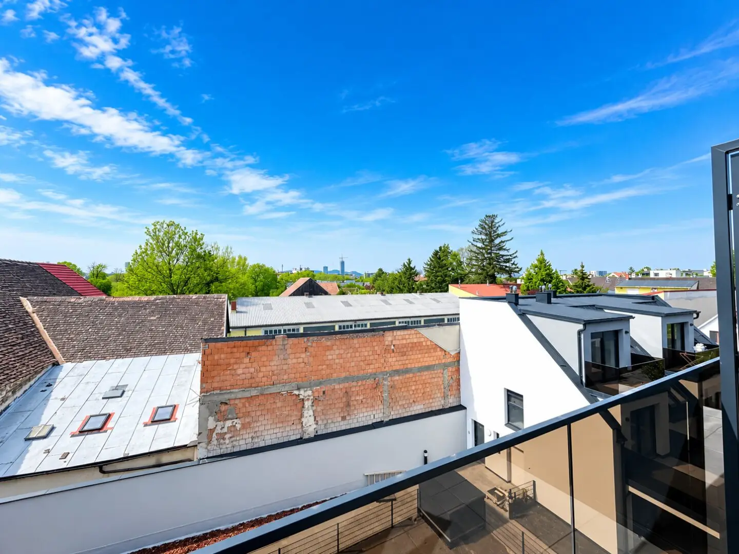 Top-floor investment with roof terrace - rented until 2028! bespoke kitchen! electric roller shutters! air conditioning! garage! U2!