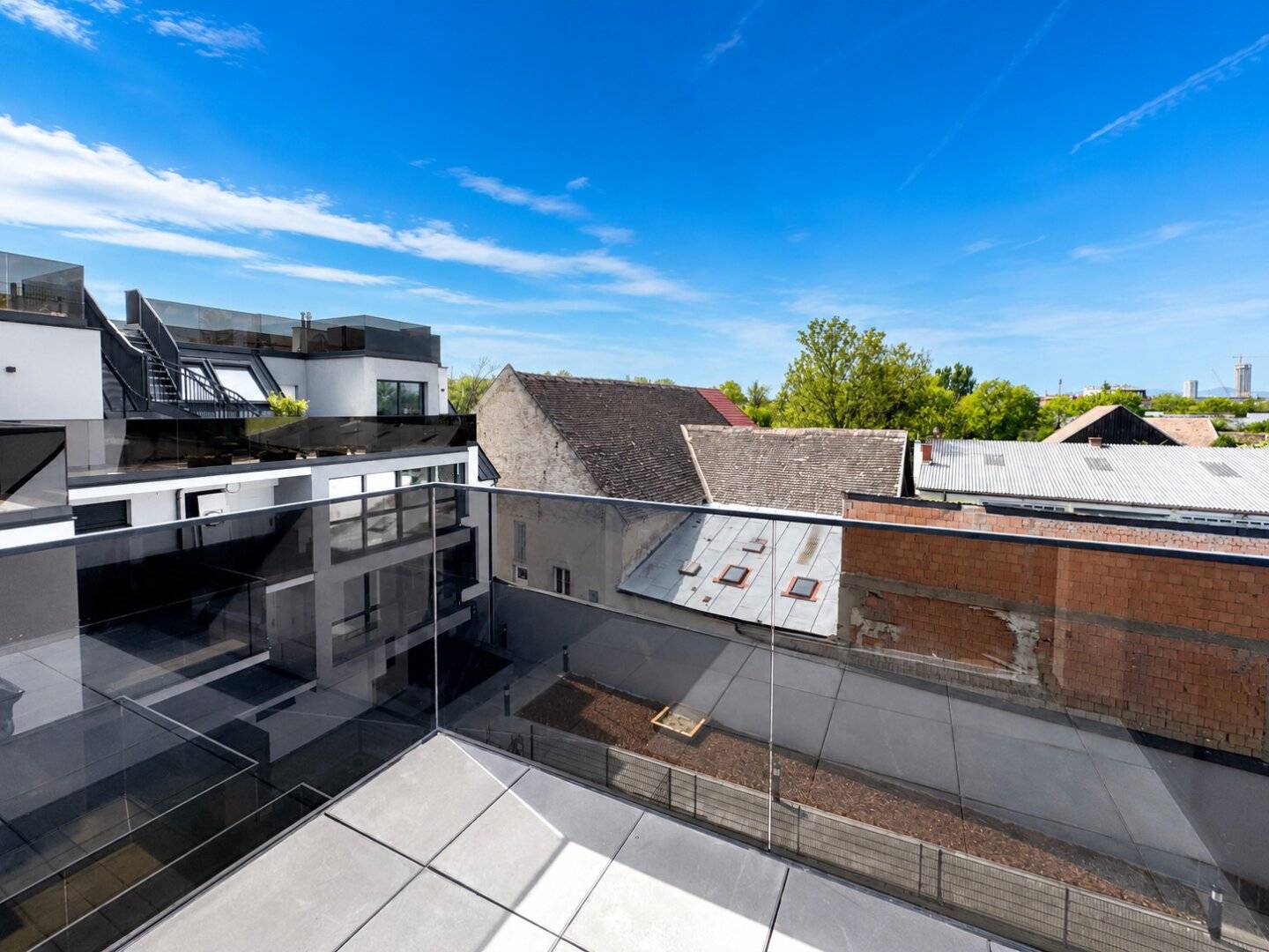 DG-Investment mit Dachterrasse - bis 2028 vermietet! maßgeschneiderte Küche! elektrische Rollos! Klimaanlage! Garage! U2!