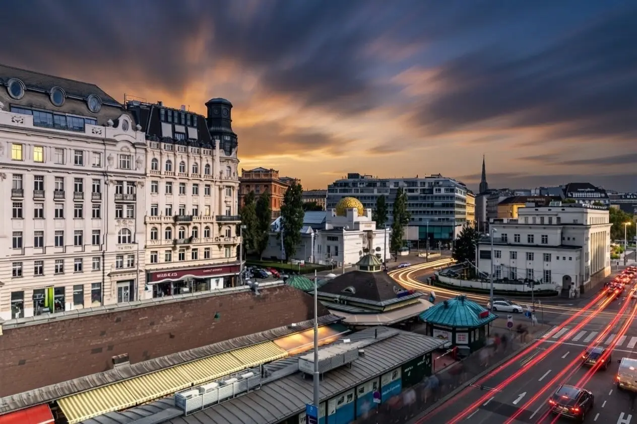 Sunny 3-room apartment with view of the Naschmarkt in the heart of Vienna
