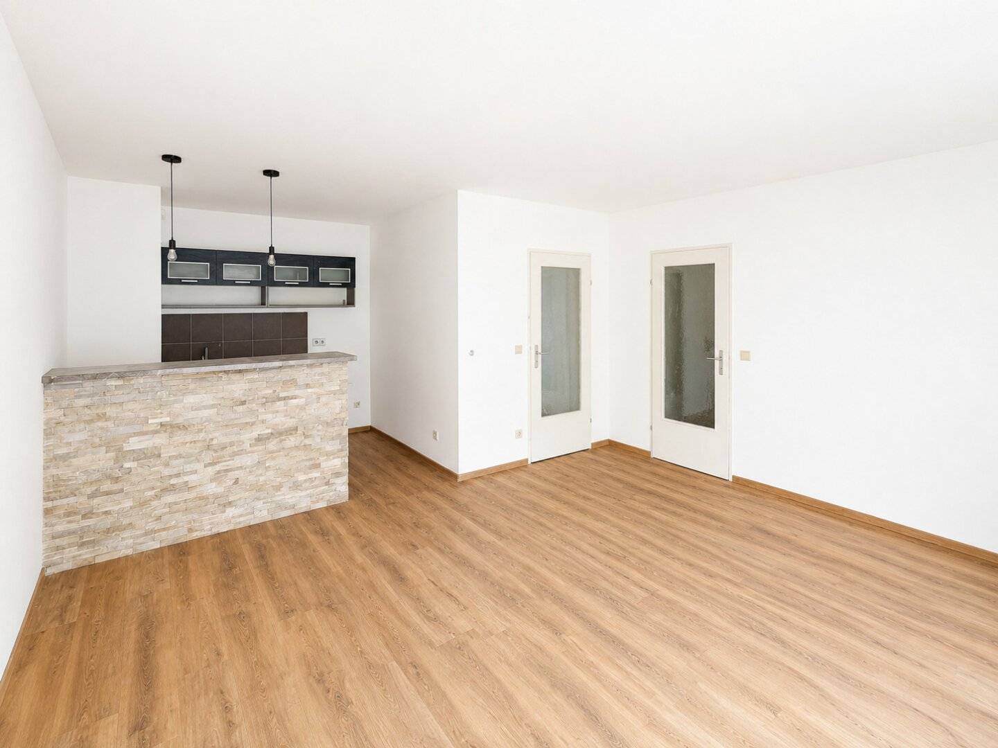 BRIGHT 1-ROOM APARTMENT IN A CENTRAL LOCATION OF THE 20TH DISTRICT – GARAGE