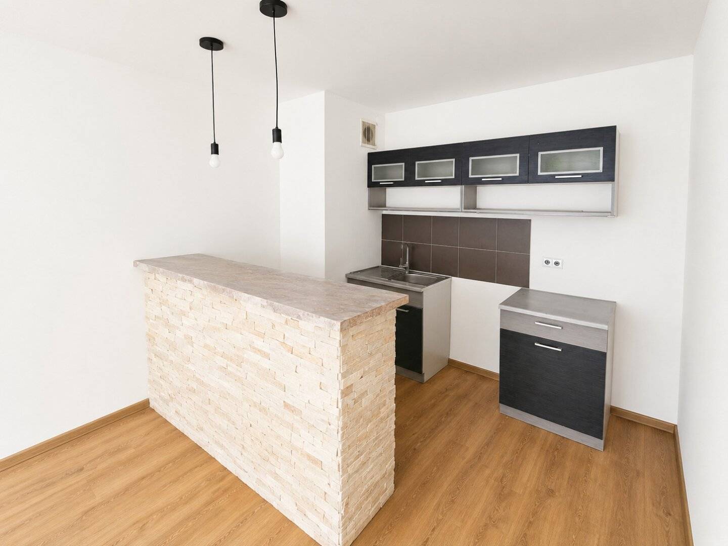 BRIGHT 1-ROOM APARTMENT IN A CENTRAL LOCATION OF THE 20TH DISTRICT – GARAGE