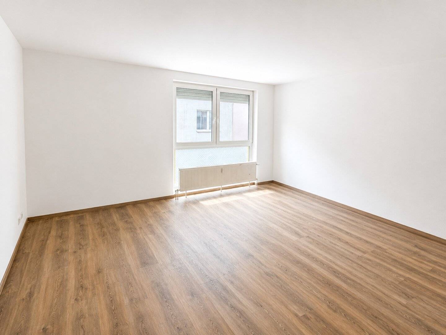BRIGHT 1-ROOM APARTMENT IN A CENTRAL LOCATION OF THE 20TH DISTRICT – GARAGE