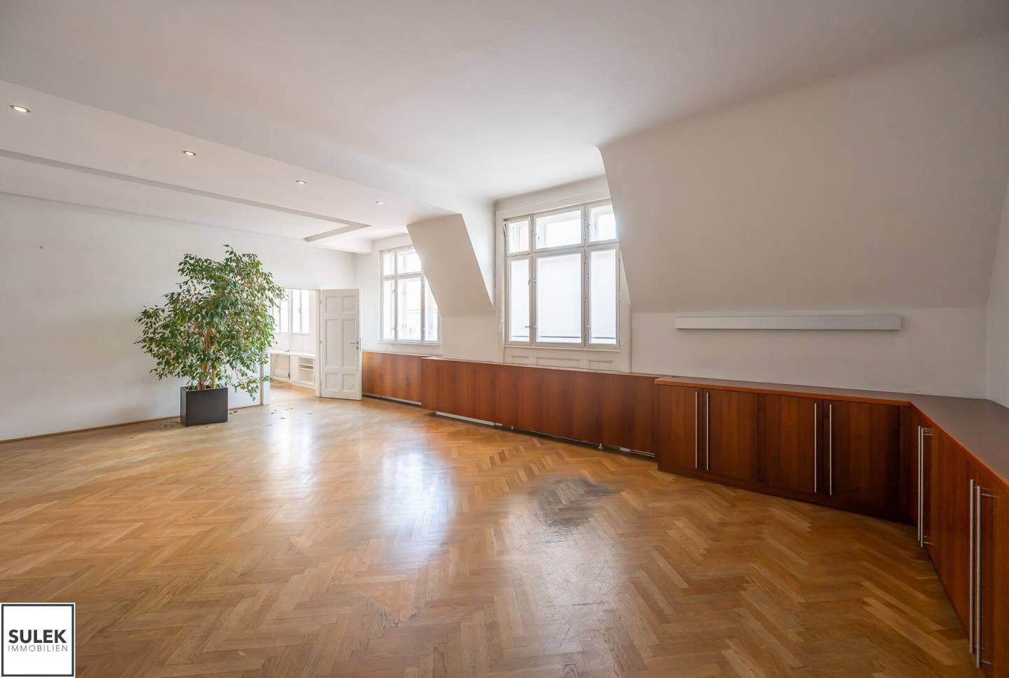 Rotenturmstraße: Repräsentative Altbau-Büroetage (415 m²) mit 14 Räumen & Klimaanlage nahe Stephansplatz