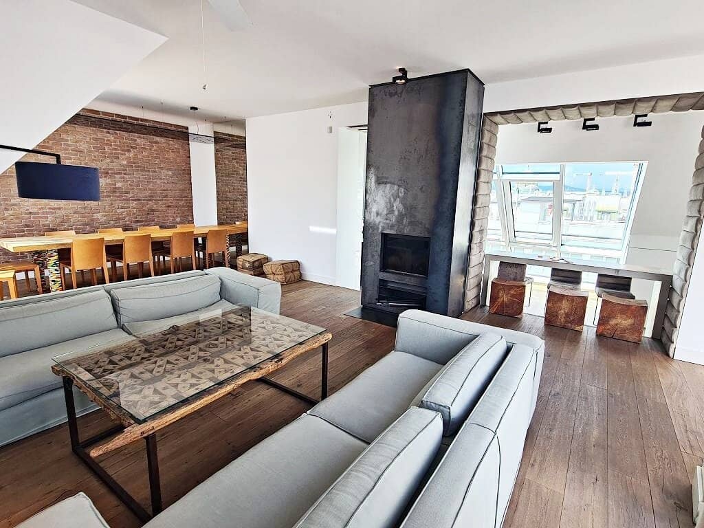 Near Am Graben, exclusive 227 m2 attic apartment with terrace and balcony, 4 rooms, fitted kitchen, 2 bathrooms, parquet, Spiegelgasse