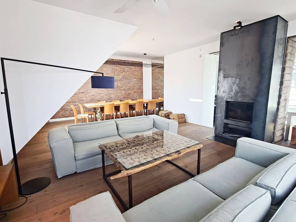 Near Am Graben, exclusive 227 m2 attic apartment with terrace and balcony, 4 rooms, fitted kitchen, 2 bathrooms, parquet, Spiegelgasse