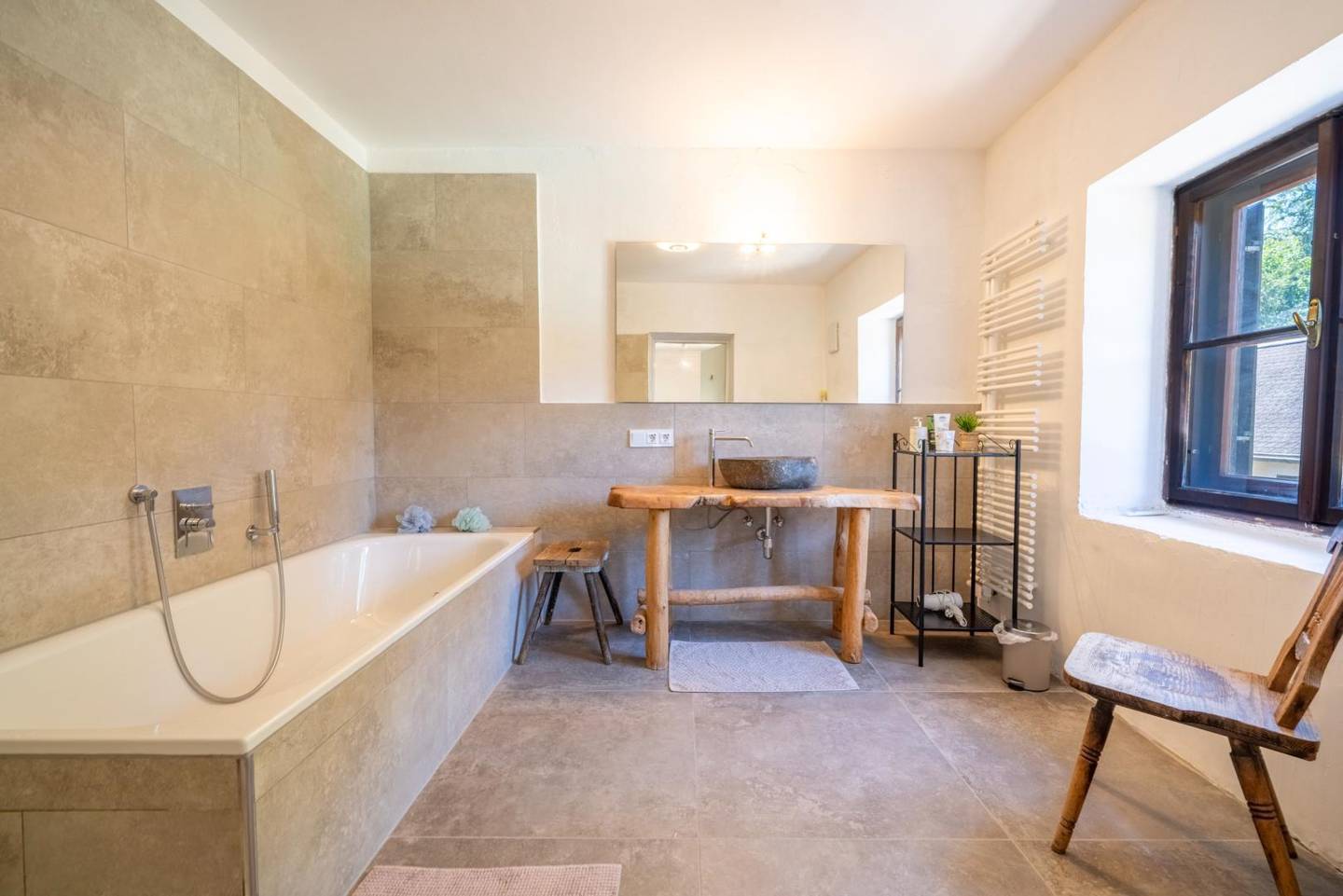 Denkmalgeschützte Ferienwohnung in historischem Anwesen mit Garten und Pool