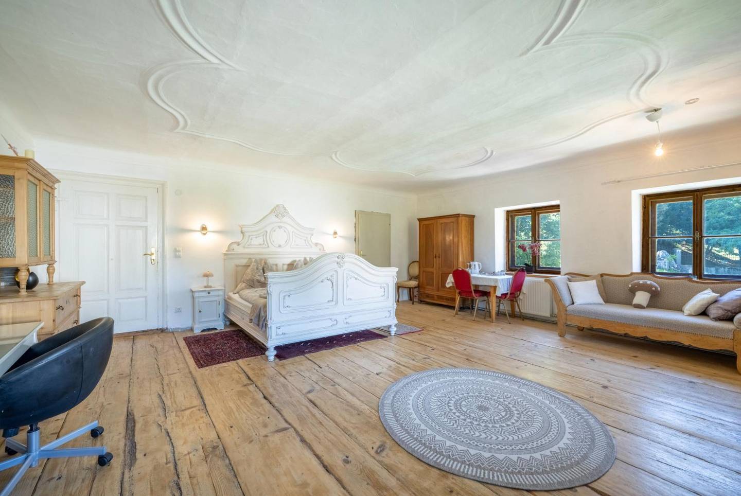 Denkmalgeschützte Ferienwohnung in historischem Anwesen mit Garten und Pool