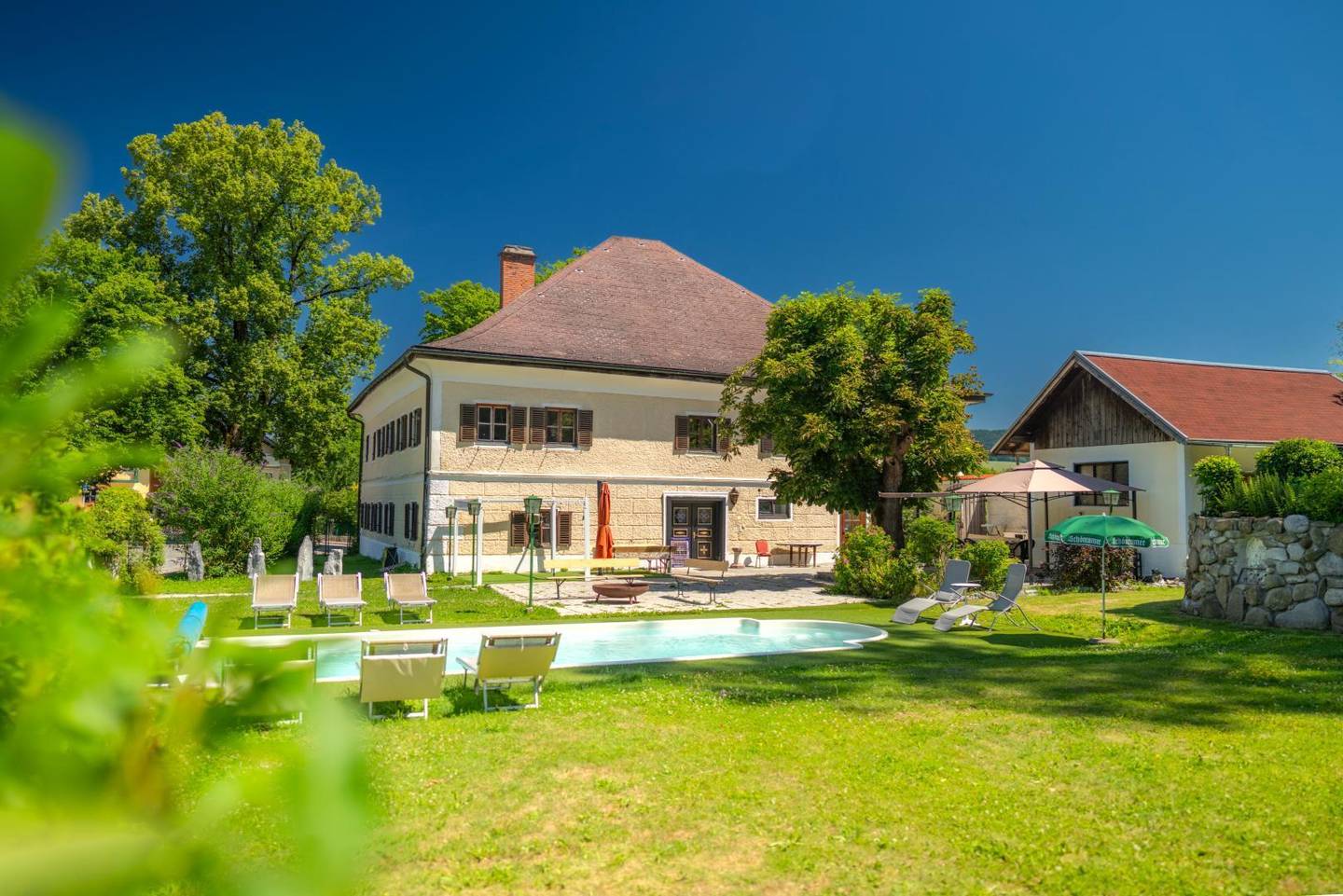 Denkmalgeschützte Ferienwohnung in historischem Anwesen mit Garten und Pool