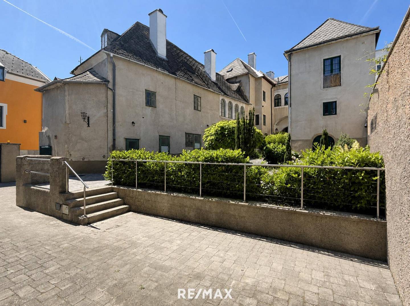 Historic townhouse with courtyard Apartment