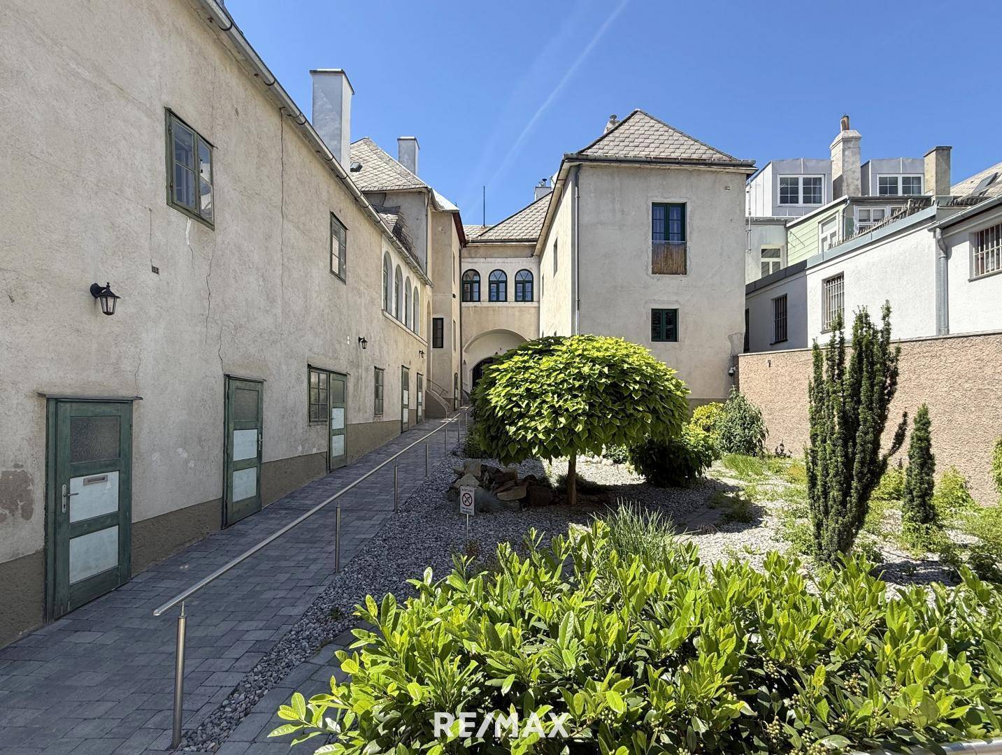 Historic townhouse with courtyard Apartment