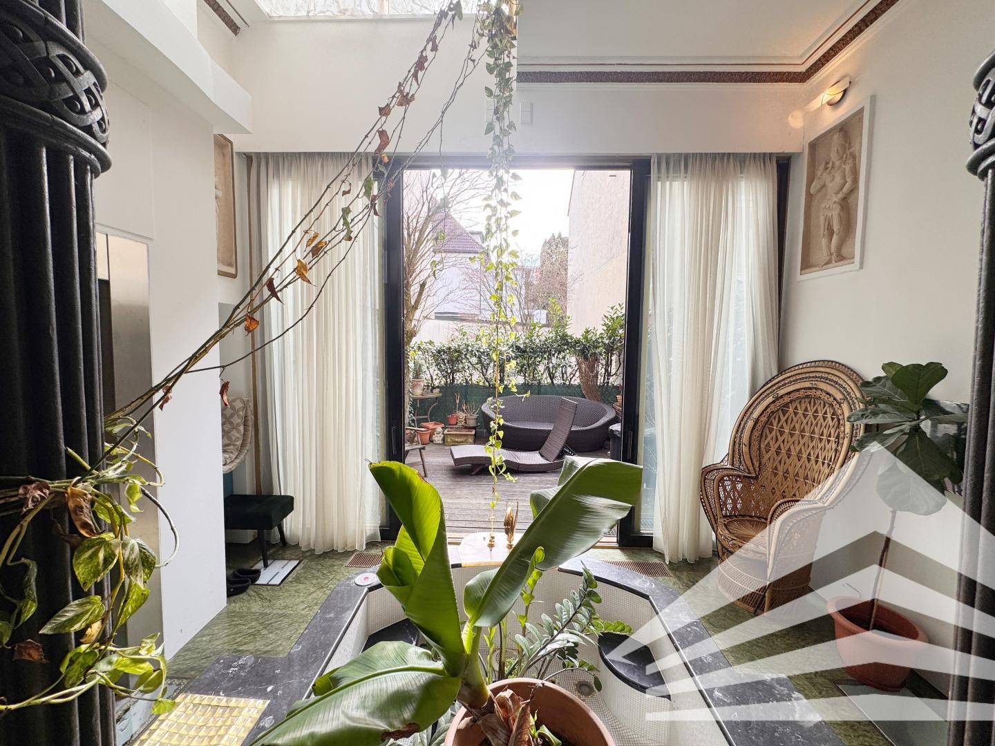 Extravagant altbau maisonettewohnung with wintergarten