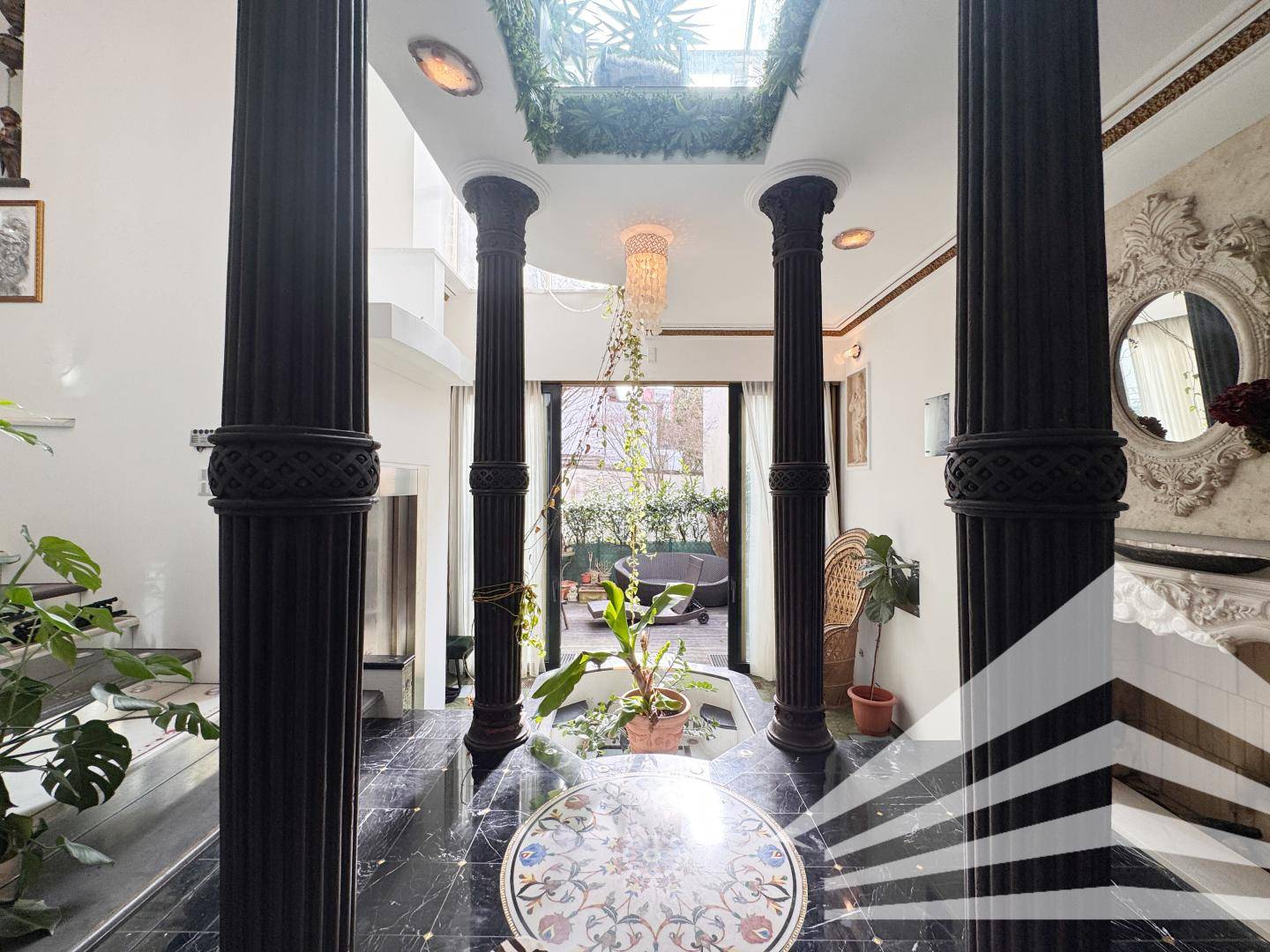 Extravagant altbau maisonettewohnung with wintergarten