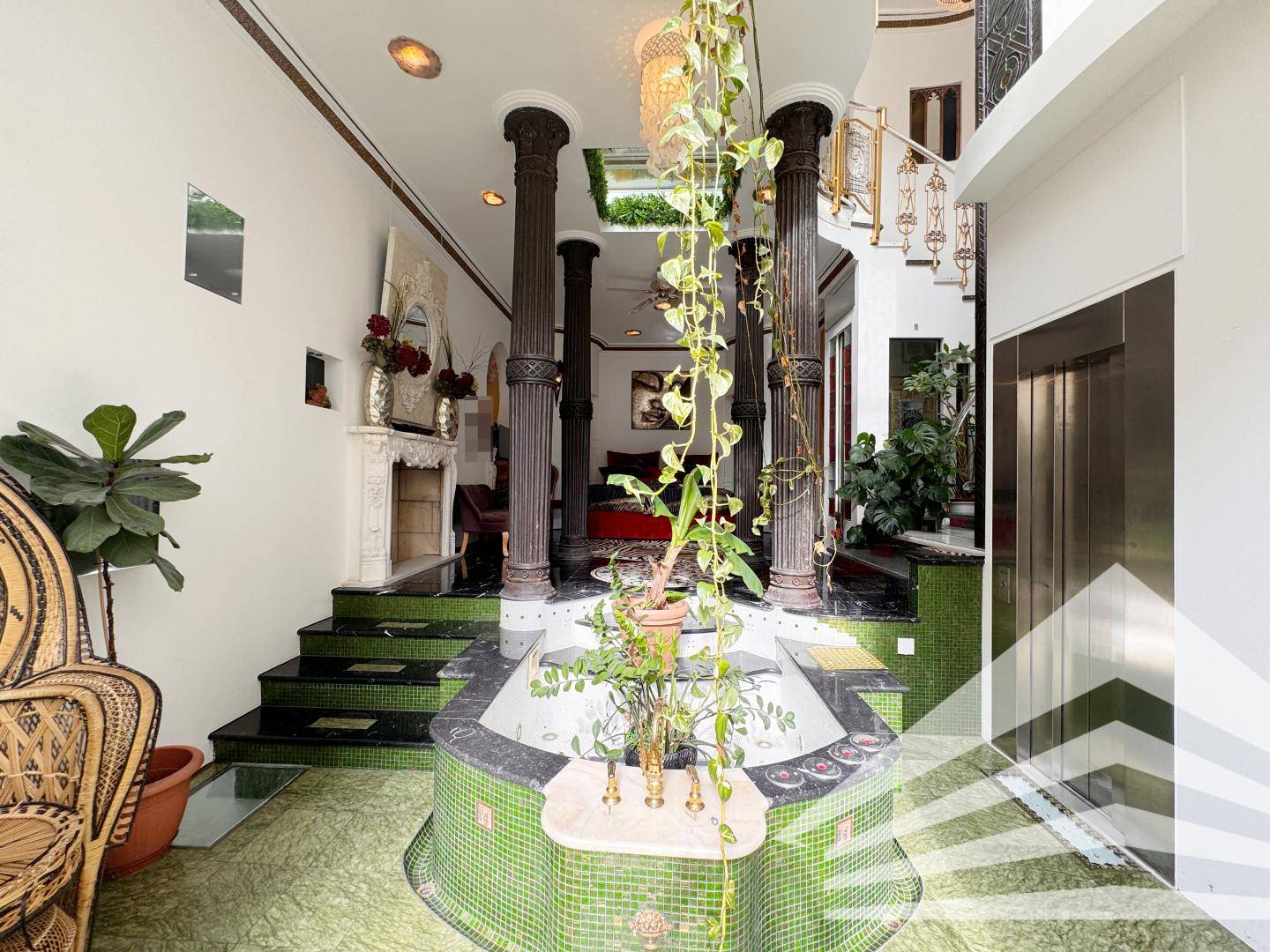 Extravagant altbau maisonettewohnung with wintergarten
