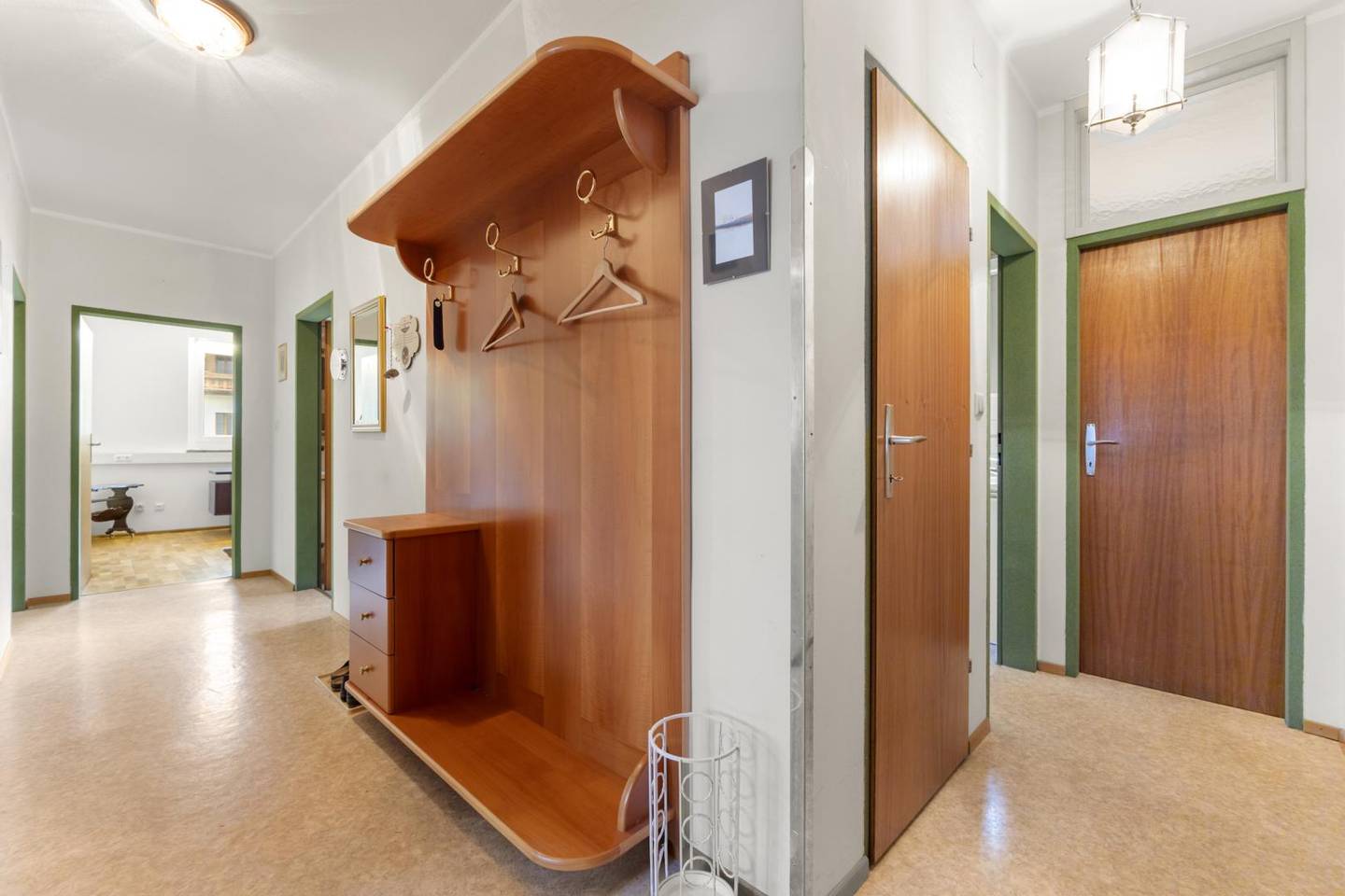 Gepflegte Wohnung mit verglaster Loggia und Garage