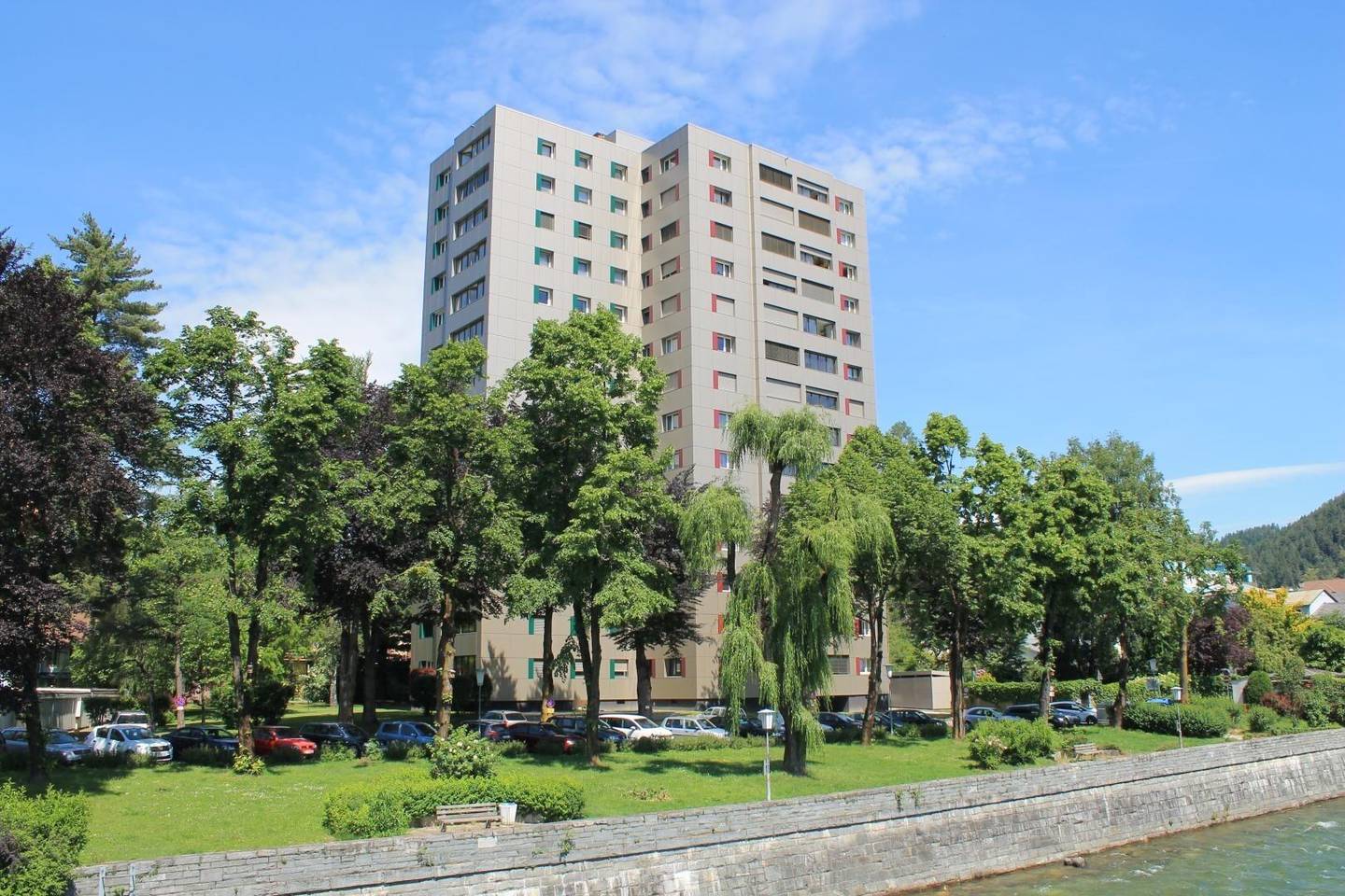 Gepflegte Wohnung mit verglaster Loggia und Garage