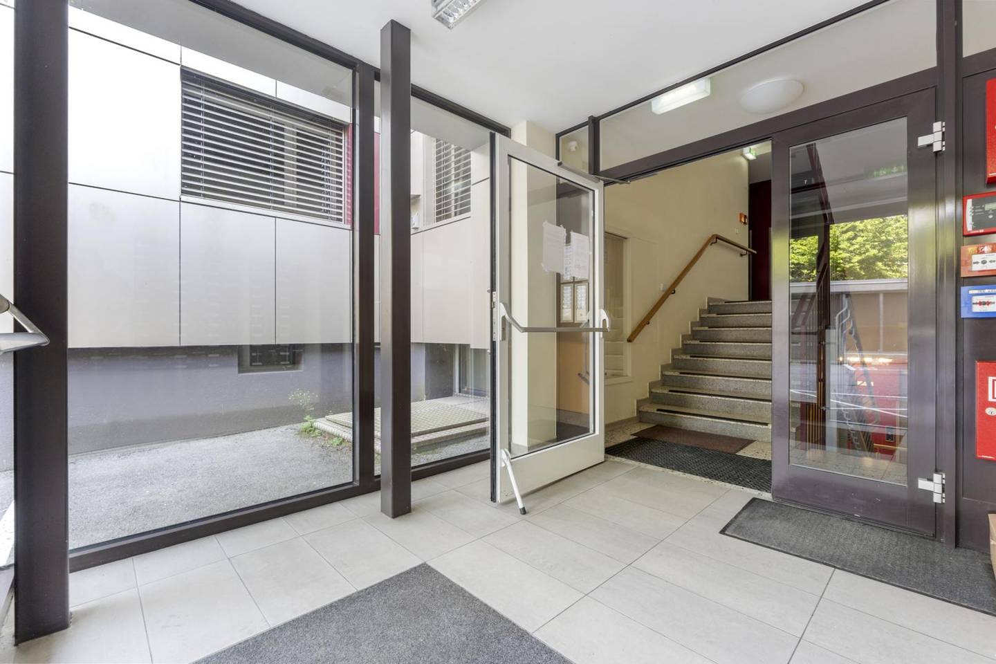 Gepflegte Wohnung mit verglaster Loggia und Garage