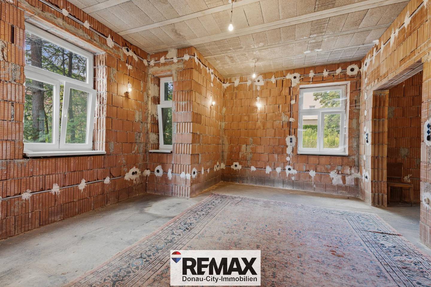Grand shell property with large garden Familienwohnung